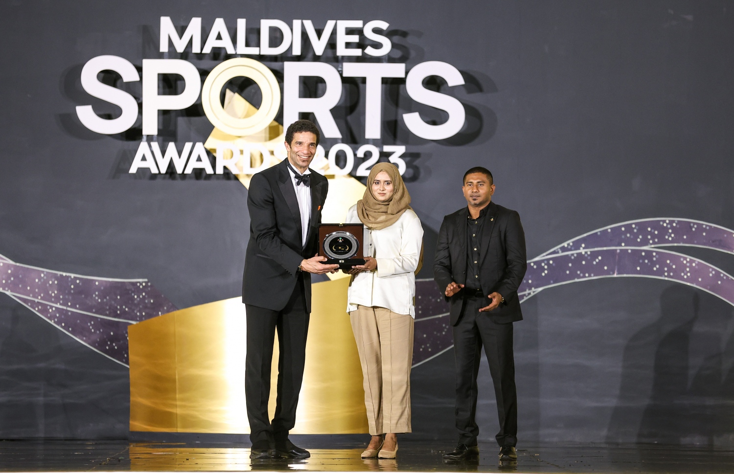 މިދިޔަ އަހަރު ކުޅިވަރުގެ ޚަބަރުތައް އެންމެ ރަނގަޅަށް ގެނެސްދިން ބްރޯޑްކާސްޓިން މީޑިއާއަކަށް ސްޕޯޓްސް އެވޯޑްގައި ހޮވި "ރާއްޖެ ޓީވީ" ގެ ފަރާތުން އެވޯޑާ ހަވާލުވަނީ -- ފޮޓޯ: ފަޔާޒު މޫސާ | މިހާރު