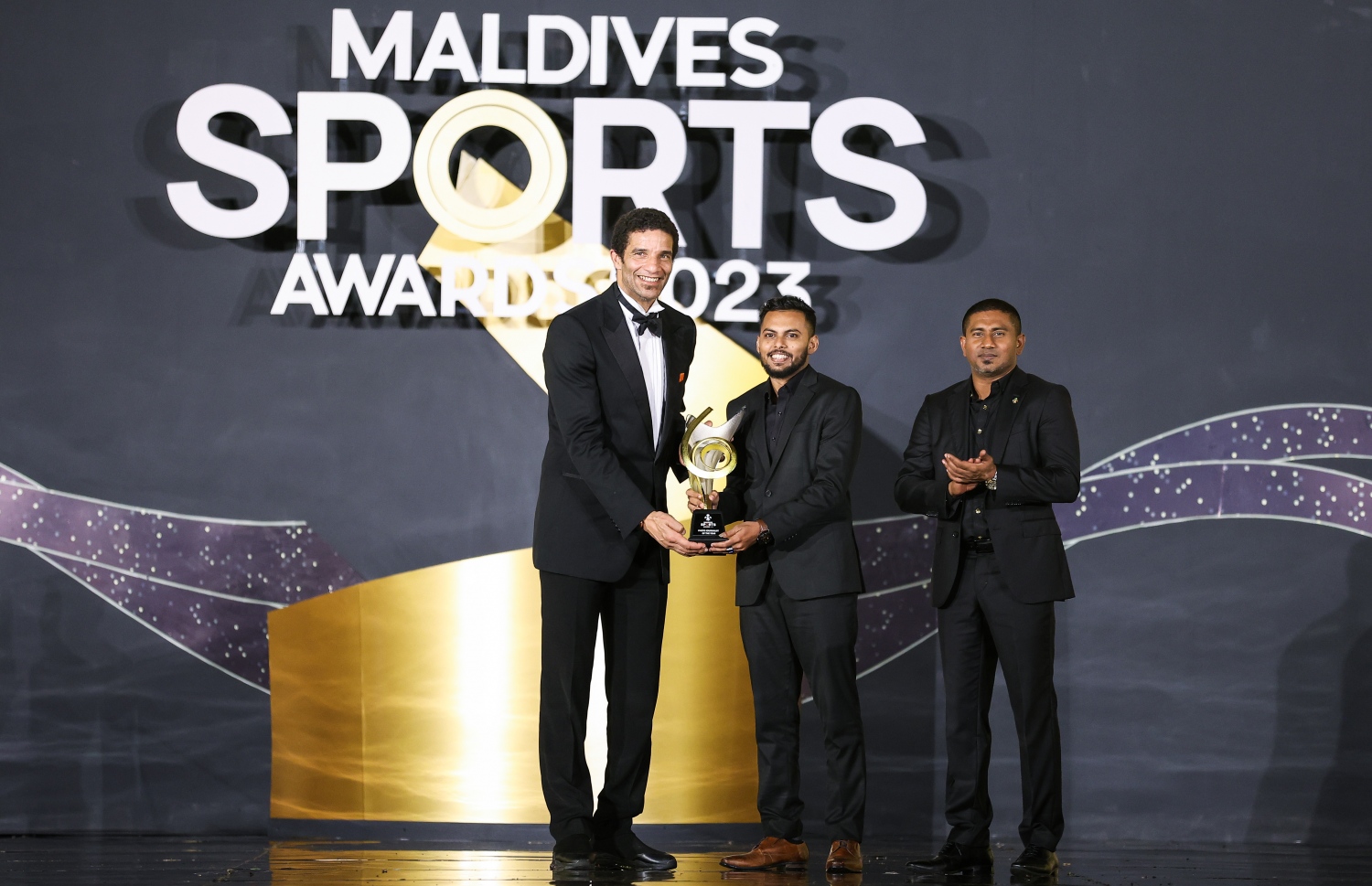 މިދިޔަ އަހަރުގެ އެންމެ މޮޅު ކުޅިވަރު ފޮޓޯގްރާފަރަކަށް ހޮވި މުހައްމަދު ޝާބިން އެވޯޑާ ހަވާލުވަނީ -- ފޮޓޯ؛ ފަޔާޒު މޫސާ | މިހާރު