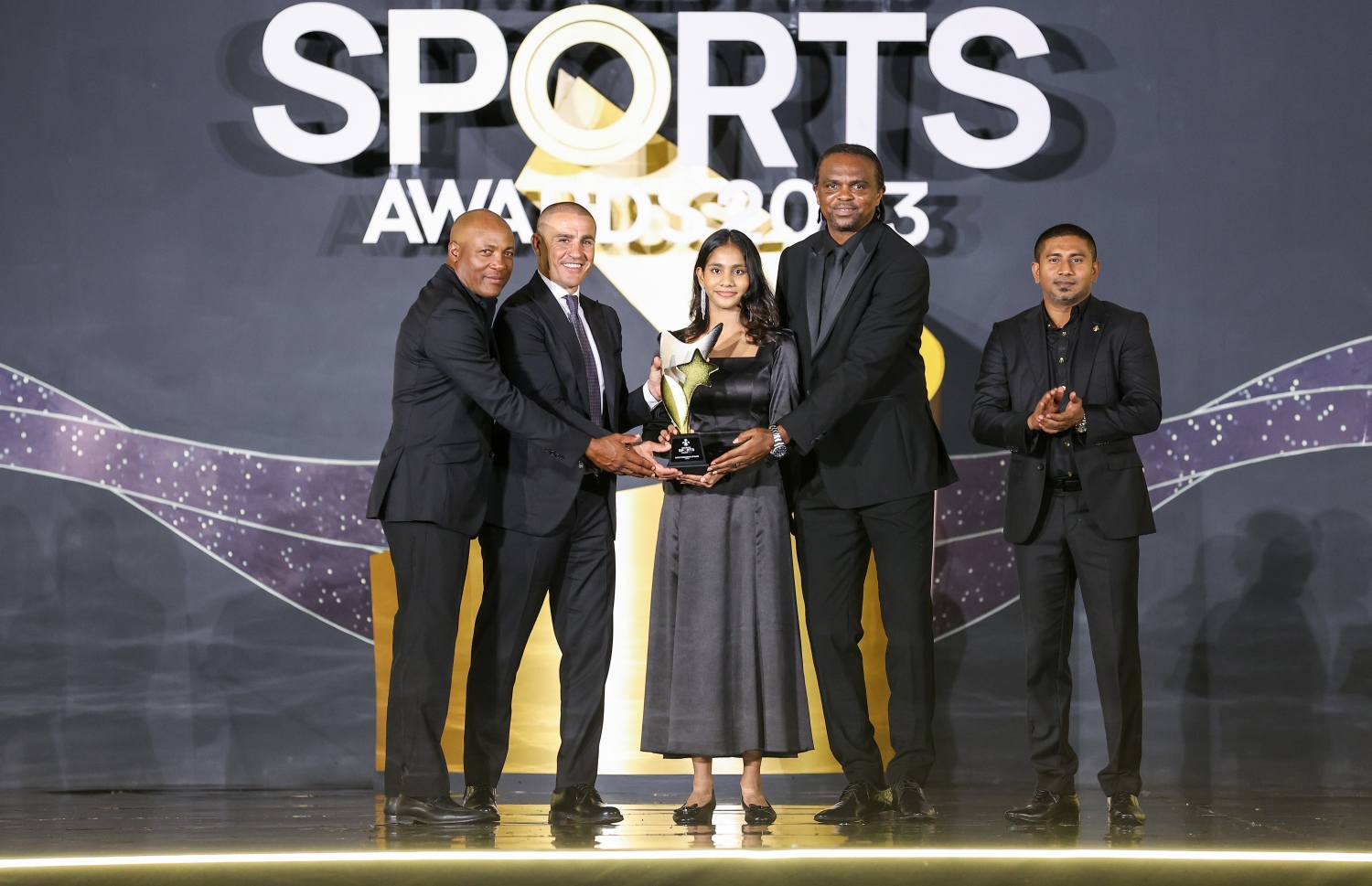 އެންމެ އުންމީދީ އަންހެން އެތުލީޓަކަށް ހޮވި ޓީޓީ ކުޅުންތެރިޔާ ފާތިމަދު ދީމާ އަލީ އެވޯޑާ ހަވާލުވަނީ -- ފޮޓޯ: ފަޔާޒު މޫސާ | މިހާރު