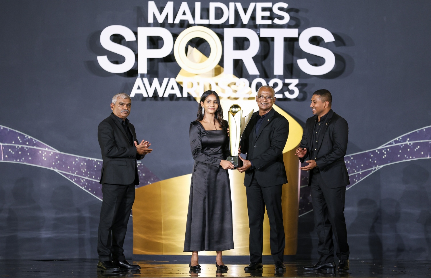 ނިމިދިޔަ އަހަރުގެ އެންމެ މޮޅު އަންހެން އެތްލީޓަކަށް ހޮވުނު ޓީޓީ ކުޅުންތެރިޔާ ފާތިމަދު ދީމާ އަލީ އަށް ރައީސް އިބްރާހިމް މުހައްމަދު ސޯލިހް އެވޯޑު ހަވާލުކޮށްދެއްވަނީ -- ފޮޓޯ: ފަޔާޒު މޫސާ | މިހާރު