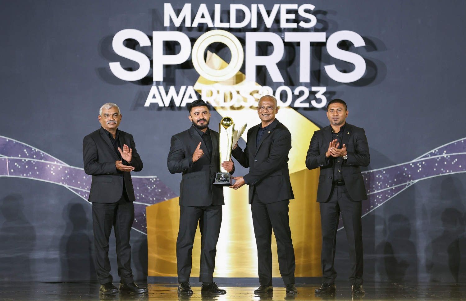 މިދިޔަ އަހަރުގެ އެންމެ މޮޅު ފިރިހެން އެތްލީޓަކަށް ހޮވި ބޮޑީބިލްޑަރު އަޒްނީން ރަޝާދަށް ރައީސް އިބްރާހިމް މުހައްމަދު ސޯލިހް އެވޯޑު ހަވާލުކޮށްދެއްވަނީ -- ފޮޓޯ: ފަޔާޒު މޫސާ | މިހާރު