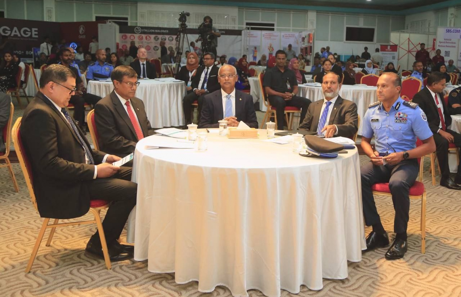 ޕޮލިސް ރިސާޗް އެންޑް އިނޮވޭޝަން 2023 ކޮންފަރެންސްގައި ރައީސް އިބްރާހިމް މުހައްމަދު ސޯލިހް (މ) އާއި ހޯމް މިނިސްޓަރު އިމްރާން އަބްދުﷲ އަދި ކޮމިޝަނާ އޮފް ޕޮލިސް މުހައްމަދު ހަމީދު އަދި އުއްތަމަ ފަނޑިޔާރު މުއުތަސިމް އަދުނާން ބައިވެރިވެވަޑައިގަންނަވަނީ-- ފޮޓޯ: ޕޮލިސް