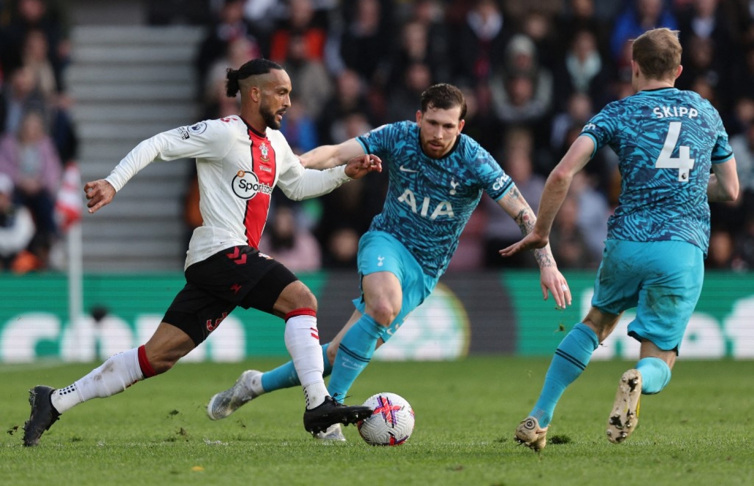 ސައުތެމްޓަނާއި ޓޮޓެންހަމް ބައްދަލުކުރި މެޗުގެ ތެރެއިން. -- ފޮޓޯ: އޭއެފްޕީ