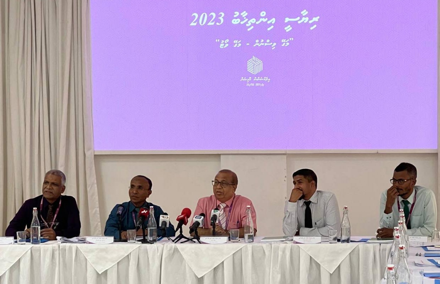 އިންތިހާބާ ބެހޭ ގައުމީ ލަފާދޭ ކޮމިޓީގެ މިއަދުގެ ބައްދަލުވުމުގައި އީސީގެ އިސްވެރިން: އެ ކޮމިޝަނުގެ ނައިބު ރައީސް ވިދާޅުވީ އެންމެ ހާމަކަން ބޮޑުކޮށް އިންތިހާބު ބާއްވާ ގައުމަކީ ރާއްޖެ ކަމަށް --- ފޮޓޯ: އީސީ