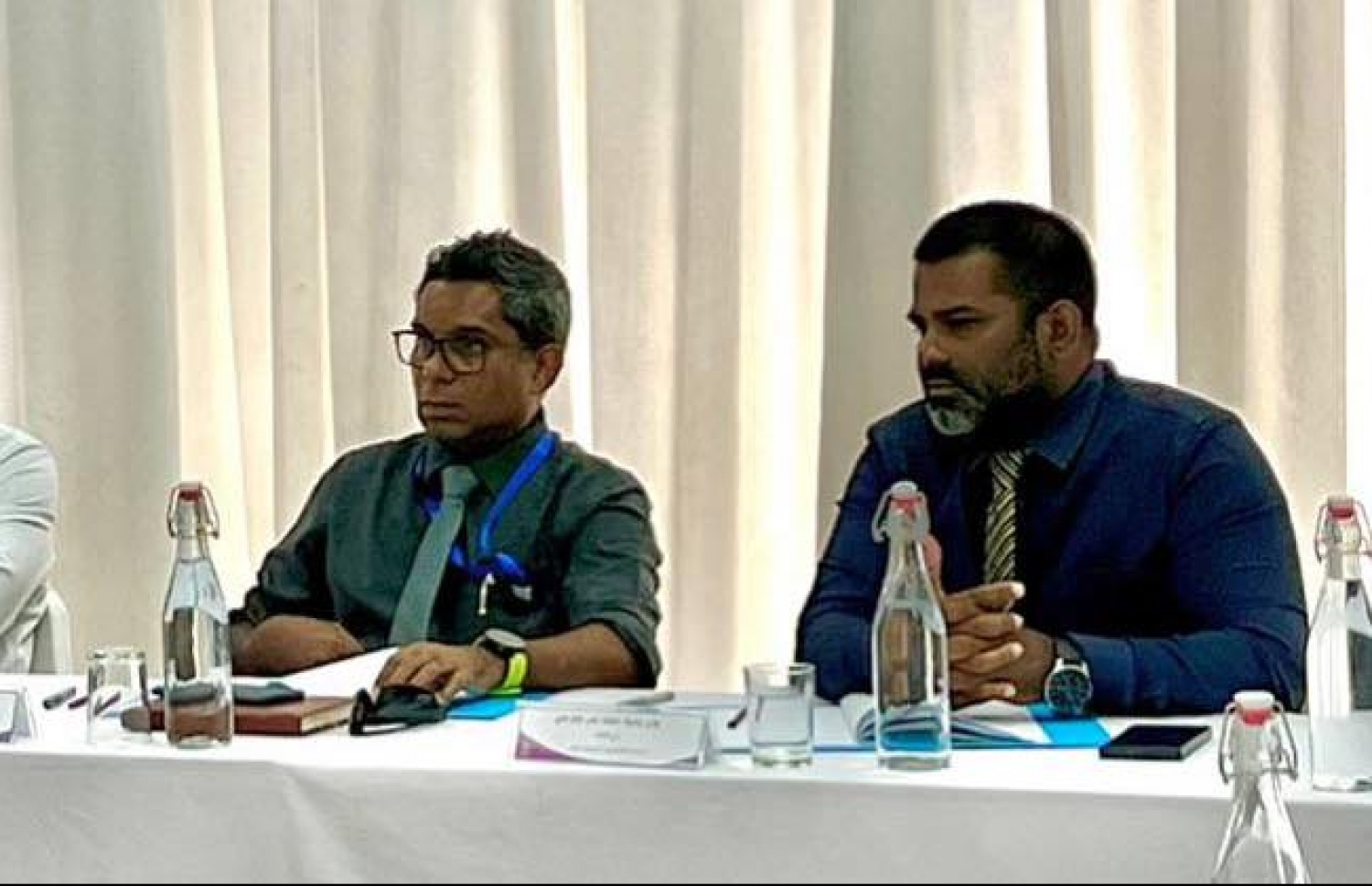 ރިޔާސީ އިންތިހާބުގެ ގައުމީ ލަފާ ދޭ ކޮމިޓީގައި، މީޑިއާތަކުގެ ދެ މުއައްސަސާ ތަމްސީލު ކުރެއްވި ދެ ބޭފުޅުން: މޮނިޓަރުންގެ ގޮތުގައި މަސައްކަތް ކުރާ ނޫސްވެރިން އެކްރެޑިޓް ކުރާ ވާހަކައާ ގުޅިގެން އެ ދެބޭފުޅުން ކަންބޮޑުވުން ފާޅުކުރެއްވި --- ފޮޓޯ: އީސީ