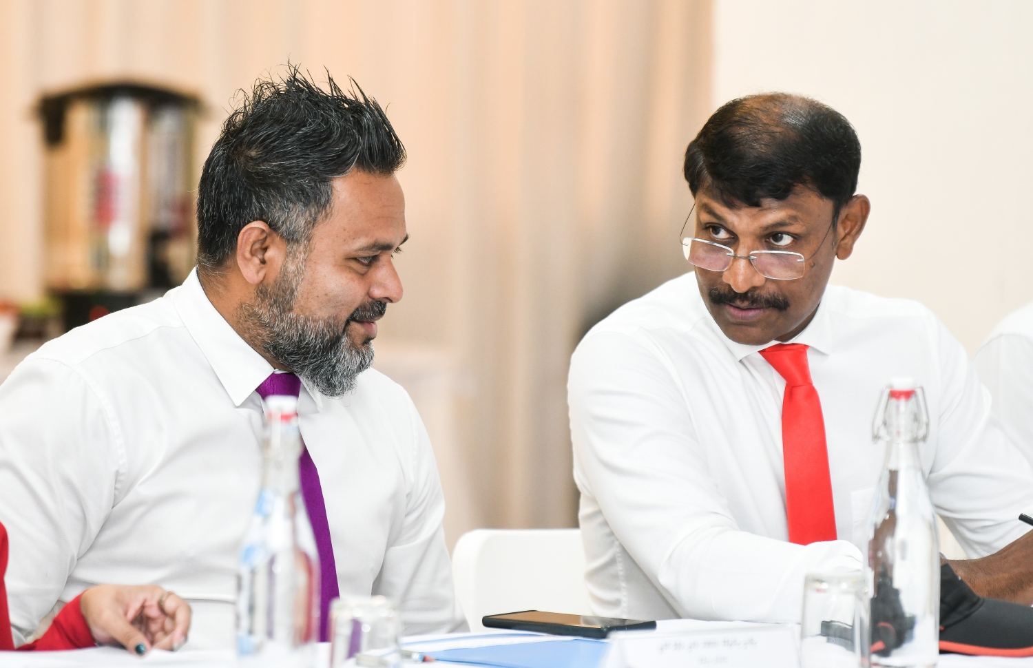 ރިޔާސީ އިންތިހާބުގެ ގައުމީ ލަފާ ދޭ ކޮމިޓީގެ މިއަދުގެ ބައްދަލުވުމުގައި ރިޔާޒާއި ޝިޔާމު --- ފޮޓޯ: ފަޔާޒު މޫސާ