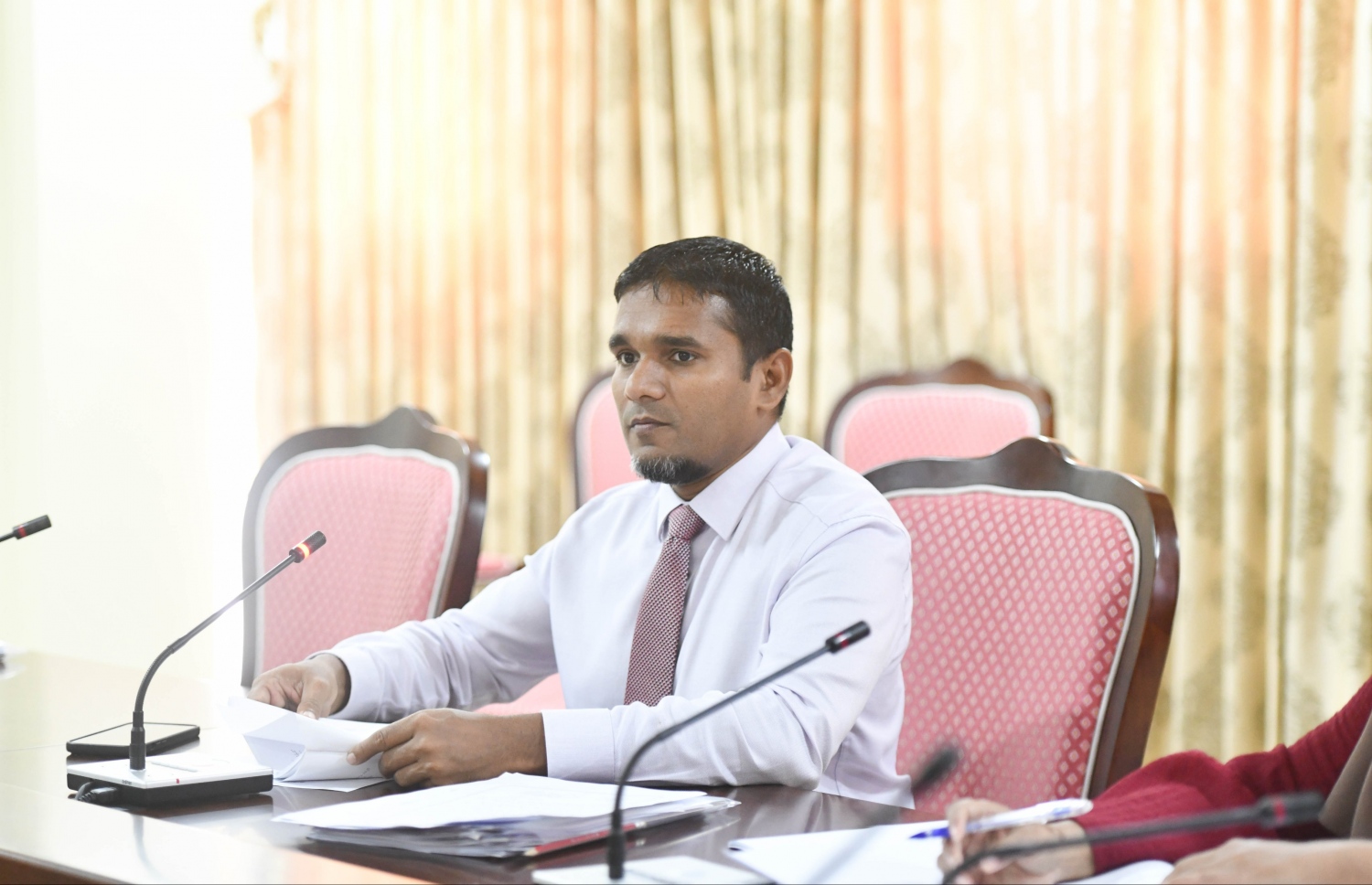 އެސްއޯއީ ކޮމިޓީގެ މުގައްރިރު އިލްޔާސް ލަބީބު މިއަދުގެ ބައްދަލުވުމުގައި ވާހަކަ ދައްކަވަނީ. -- ފޮޓޯ: މަޖިލިސް