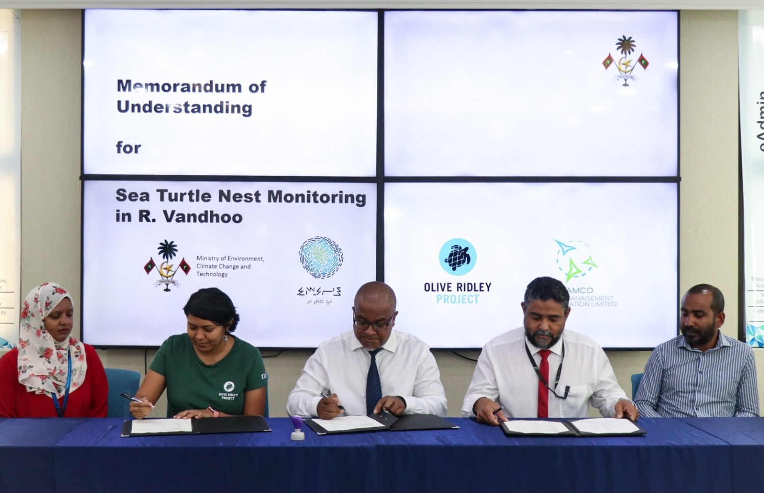 ވެލާގެ އާބާދީއަށް އަންނަ ބަދަލު ދެނެގަތުމަށް ވަންދޫގައި ދިރާސާއެއް ކުރުމުގެ އެއްބަސްވުމުގައި ތިމާވެއްޓާ ބެހޭ މިނިސްޓްރީ އާއި ވެމްކޯ އަދި އޯއާރުޕީން ސޮއިކުރަނީ -- ފޮޓޯ: ތިމާވެއްޓާ ބެހޭ މިނިސްޓްރީ