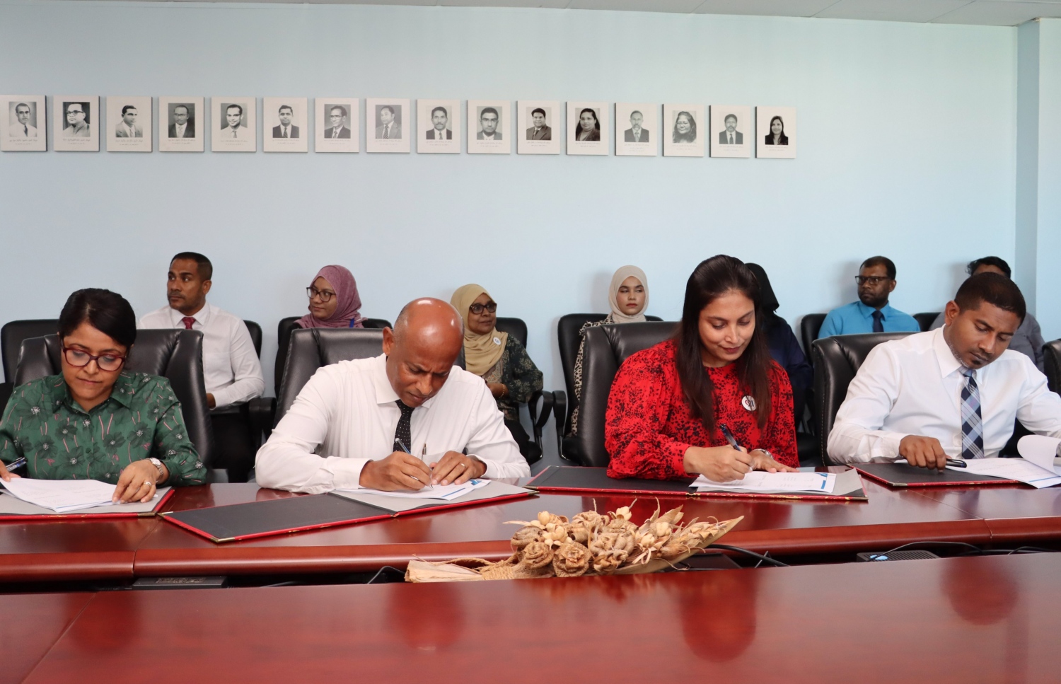 މި އަހަރު ބޭއްވުމަށް ހަމަޖެހިފައިވާ ލަވަ މުބާރާތުގެ އެއްބަސްވުމުގައި ސޮއި ކުރަނީ. -- ފޮޓޯ: އެޑިޔުކޭޝަން