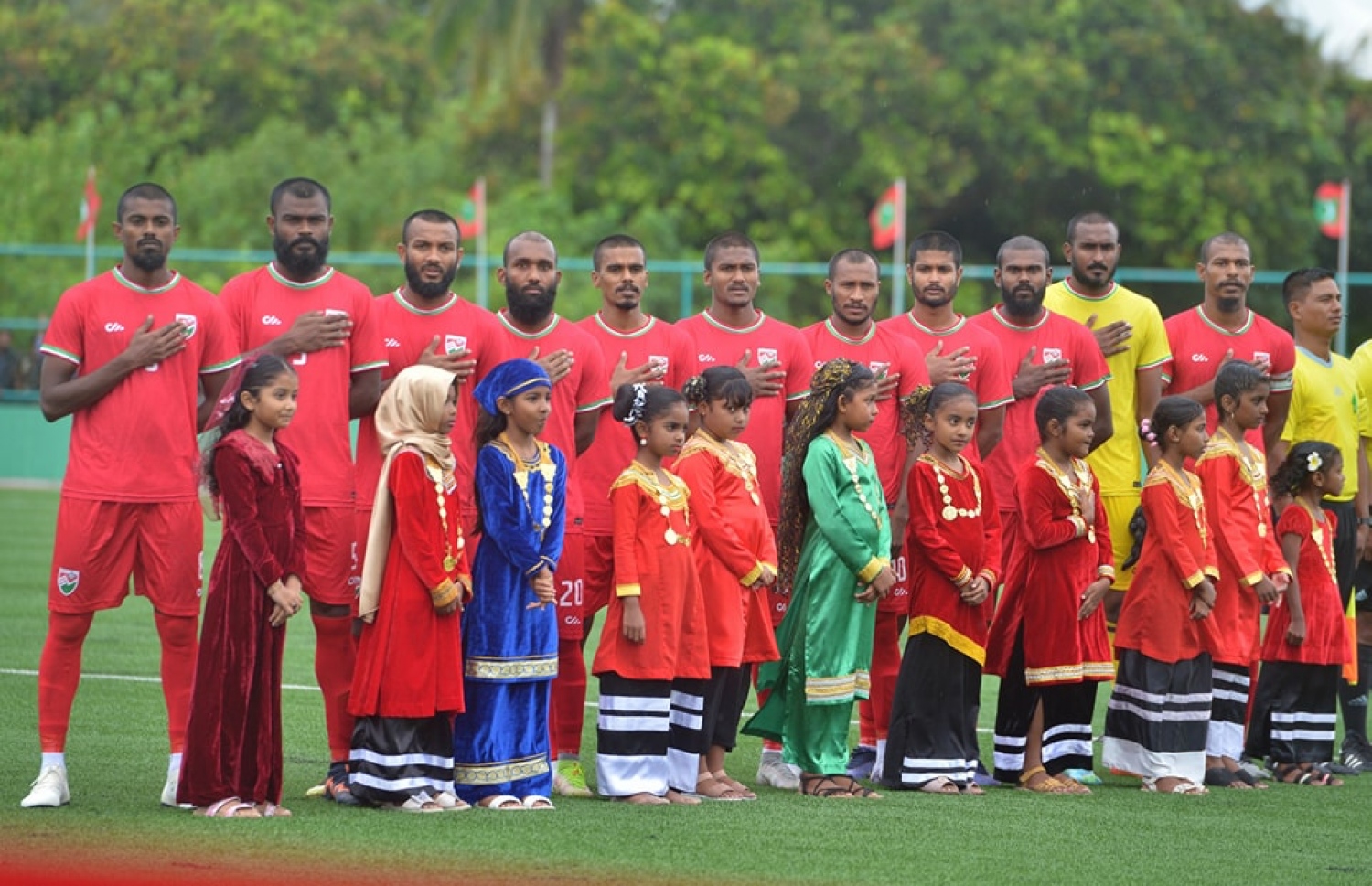 ޕާކިސްތާނާ ދެކޮޅަށް ކުޅުނު ރާއްޖޭގެ ފުރަތަމަ 11، މެޗު ފެށުމުގެ ކުރިން ގައުމީ ސަލާމަށް ހުއްޓިގެން.-- ފޮޓޯ: އެފްއޭއެމް