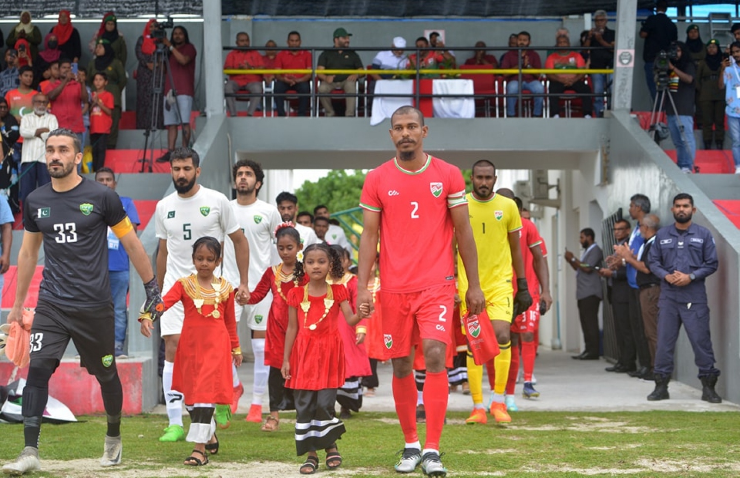 ރާއްޖޭގެ ކެޕްޓަން ސަމޫހް އަދި ޕާކިސްތާންގެ ކެޕްޓަން ސާގިބް، މެޗް ފެށުމުގެ ކުރިން ޓީމާ އެކު ދަނޑަށް ނުކުންނަނީ.-- ފޮޓޯ: އެފްއޭއެމް