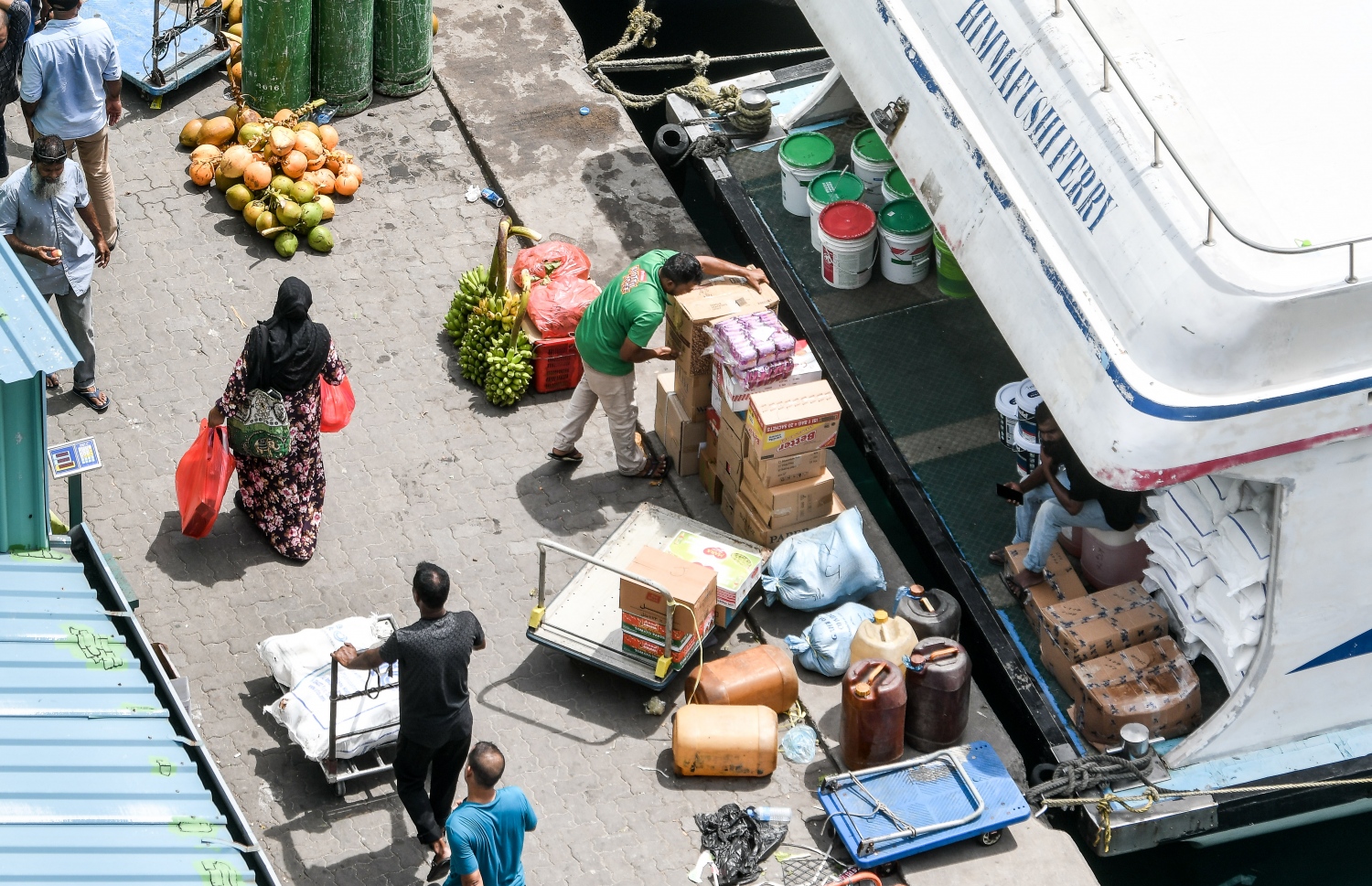ރަށަކަށް ގެންދިއުމަށްޓަކައި މުދާތަކެއް ބޯޓަށް އަރުވަނީ،މާދަމާ ރޯދަ މަސް ފަށާތީ ގިނަ އަދަދެއްގެ ބޯޓުތައް މިހާރު ދަނީ މާލޭ ފަޅުގައި މުދާބަރުކުރަމުން.-- ފޮޓޯ: ނިޝާން އަލީ / މިހާރު