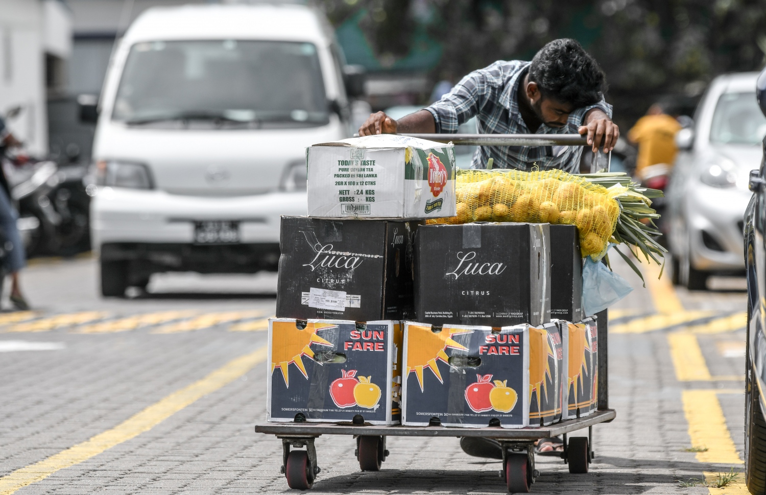 ލޯކަލް މާރުކޭޓު ކައިރިން މީހަކު ޓްރޯލީއެއްގައި މުދާ ތަކެއް ގެންދަނީ.-- ފޮޓޯ: ނިޝާން އަލީ/މިހާރު