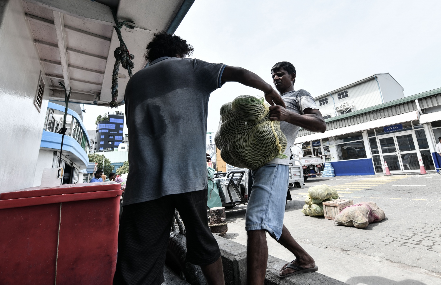 ރަށަކަށް ގެންދިއުމަށްޓަކައި މުދާތަކެއް ބޯޓަށް އަރުވަނީ،މާދަމާ ރޯދަ މަސް ފަށާތީ ގިނަ އަދަދެއްގެ ދޯނި މިހާރު ދަނީ މާލޭ ފަޅުގައި މުދާބަރުކުރަމުން.-- ފޮޓޯ: ނިޝާން އަލީ / މިހާރު
