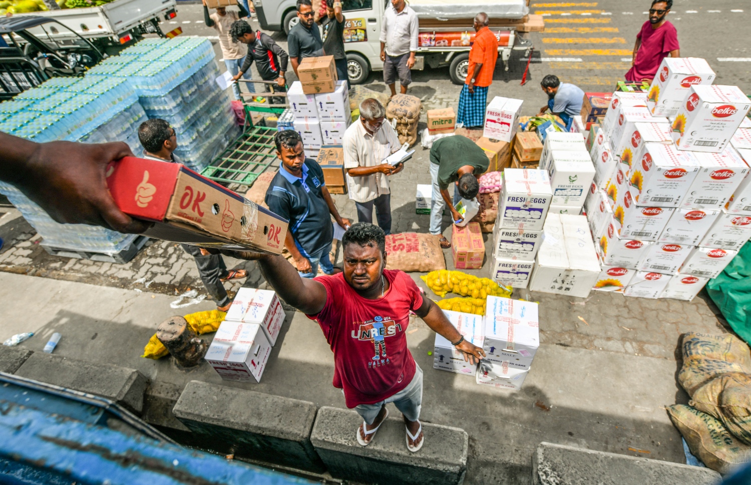 ރަށަކަށް ގެންދިއުމަށްޓަކައި މުދާތަކެއް ބޯޓަށް އަރުވަނީ،މާދަމާ ރޯދަ މަސް ފަށާތީ ގިނަ އަދަދެއްގެ ބޯޓުތައް މިހާރު ދަނީ މާލޭ ފަޅުގައި މުދާބަރުކުރަމުން.-- ފޮޓޯ: ނިޝާން އަލީ / މިހާރު