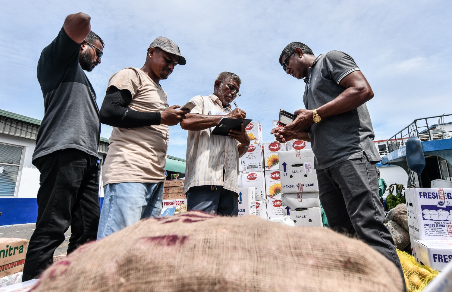 ރަށަކަށް ގެންދިއުމަށްޓަކައި މުދާތަކެއް ބޯޓަށް އަރުވަނީ،މާދަމާ ރޯދަ މަސް ފަށާތީ ގިނަ އަދަދެއްގެ ދޯނި މިހާރު ދަނީ މާލޭ ފަޅުގައި މުދާބަރުކުރަމުން.-- ފޮޓޯ: ނިޝާން އަލީ / މިހާރު