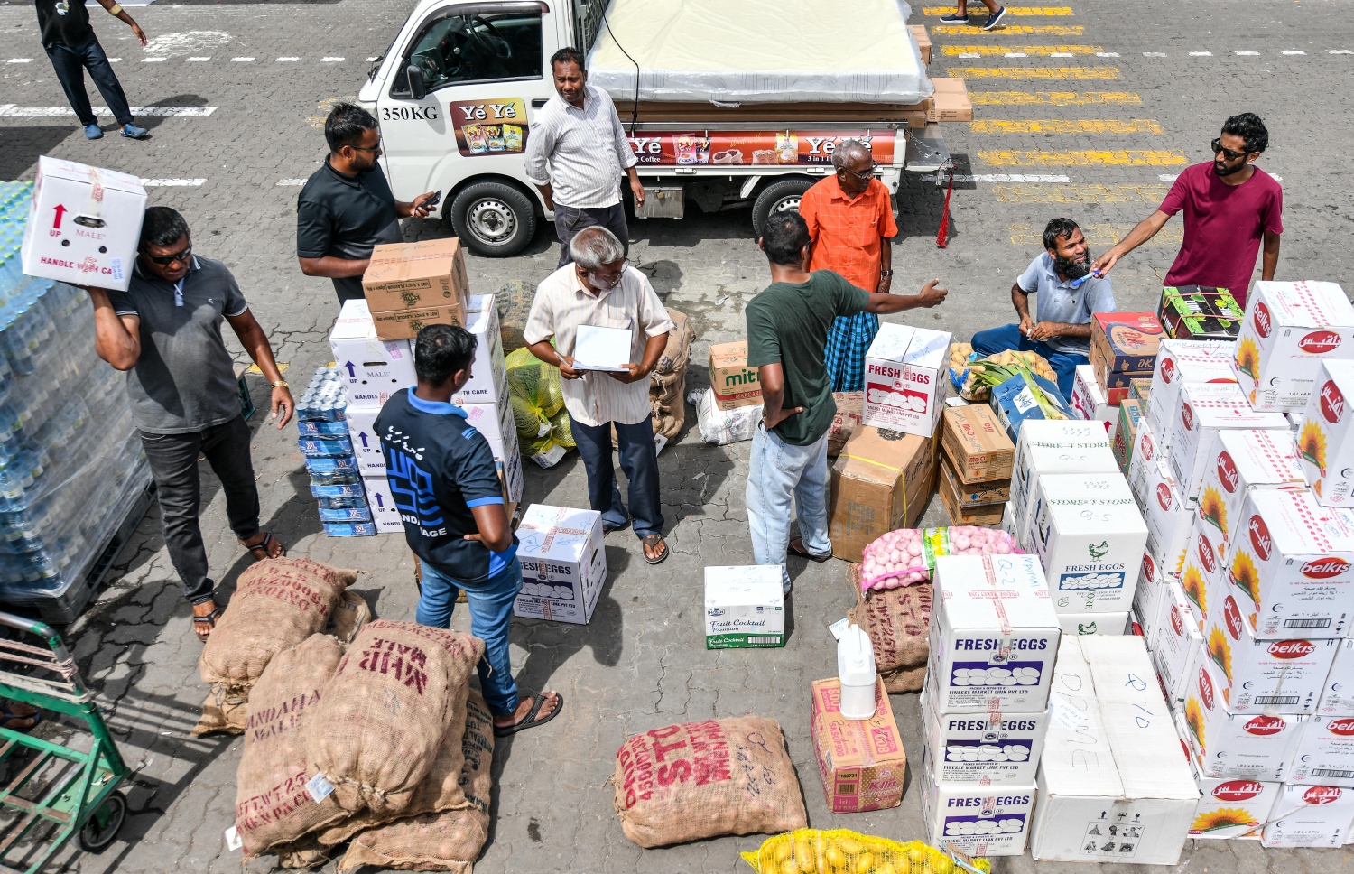ރަށަކަށް ގެންދިއުމަށްޓަކައި މުދާތަކެއް ބޯޓަށް އަރުވަނީ،މާދަމާ ރޯދަ މަސް ފަށާތީ ގިނަ އަދަދެއްގެ ދޯނި މިހާރު ދަނީ މާލޭ ފަޅުގައި މުދާބަރުކުރަމުން.-- ފޮޓޯ: ނިޝާން އަލީ / މިހާރު