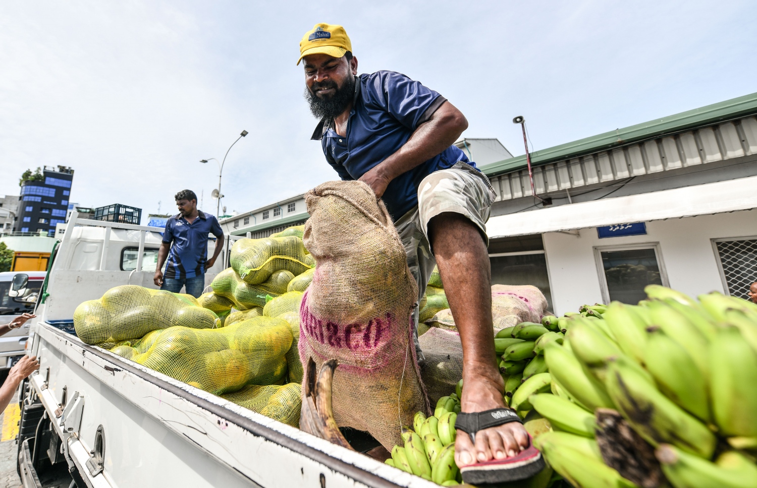 ރަށަކަށް ގެންދިއުމަށްޓަކައި މުދާތަކެއް ބޯޓަށް އަރުވަނީ،މާދަމާ ރޯދަ މަސް ފަށާތީ ގިނަ އަދަދެއްގެ ބޯޓުތައް މިހާރު ދަނީ މާލޭ ފަޅުގައި މުދާބަރުކުރަމުން.-- ފޮޓޯ: ނިޝާން އަލީ / މިހާރު
