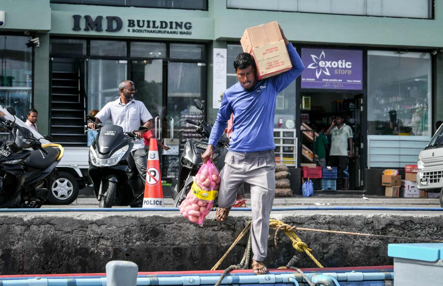 ރަށަކަށް ގެންދިއުމަށްޓަކައި މުދާތަކެއް ބޯޓަށް އަރުވަނީ،މާދަމާ ރޯދަ މަސް ފަށާތީ ގިނަ އަދަދެއްގެ ދޯނި މިހާރު ދަނީ މާލޭ ފަޅުގައި މުދާބަރުކުރަމުން.-- ފޮޓޯ: ނިޝާން އަލީ / މިހާރު