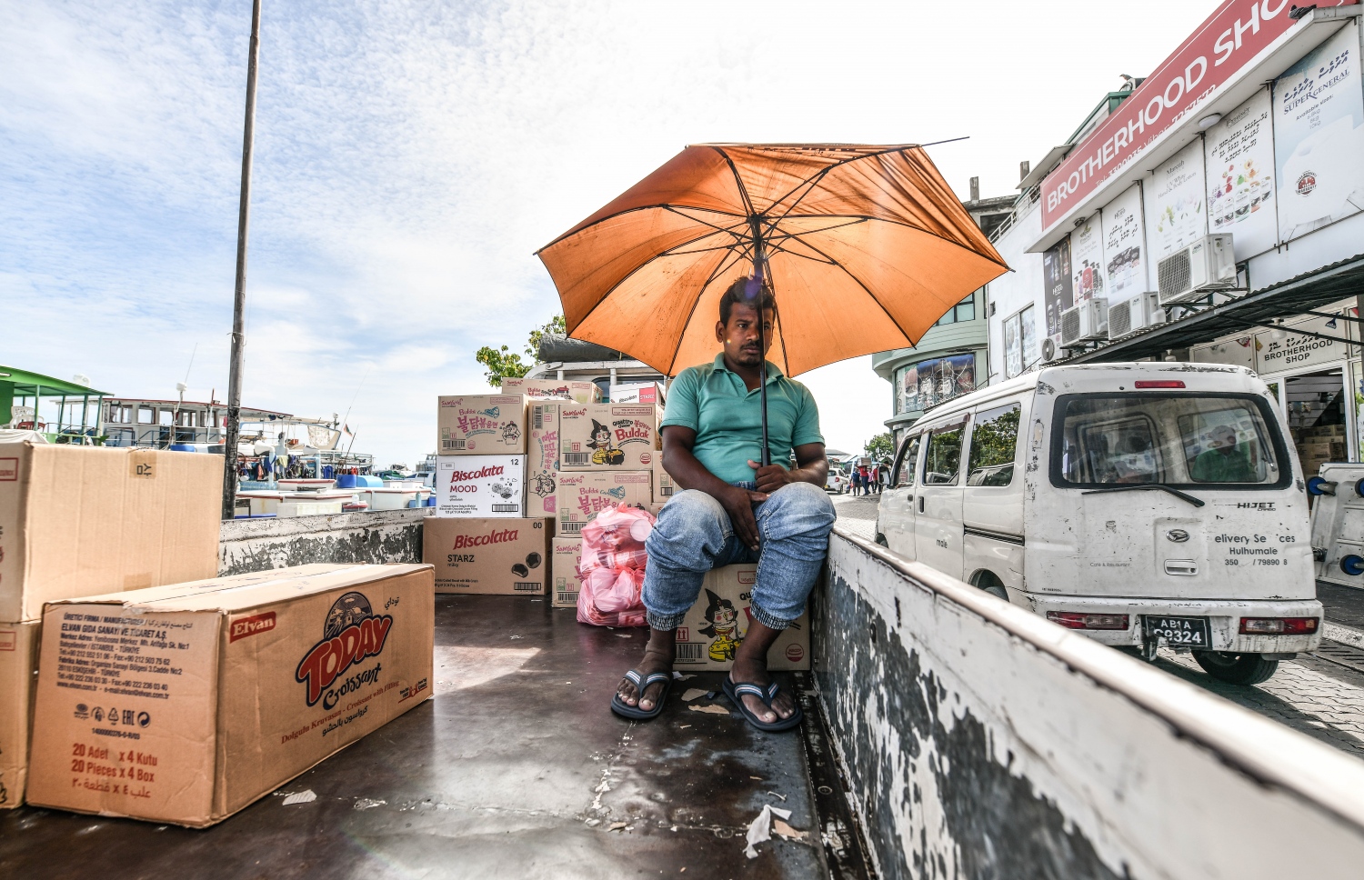 ބާޒަރުމަތީ މުދާއަރުވަމުންދިޔަ ޕިކަޕެއް ތެރޭގައި އިން ބިދޭސީއަކު މެންދުރުގެ ގަދަ ހޫނުން ސަލާމަތްވުމަށްޓައި ކުޑައެއް ނަގައިގެން: މެޓް އަފީހުން ބުނާގޮތުން މިއަހަރުގެ ރޯދަމަސް ހޫނުގަދަވާނެ.-- ފޮޓޯ: ނިޝާން އަލީ / މިހާރު