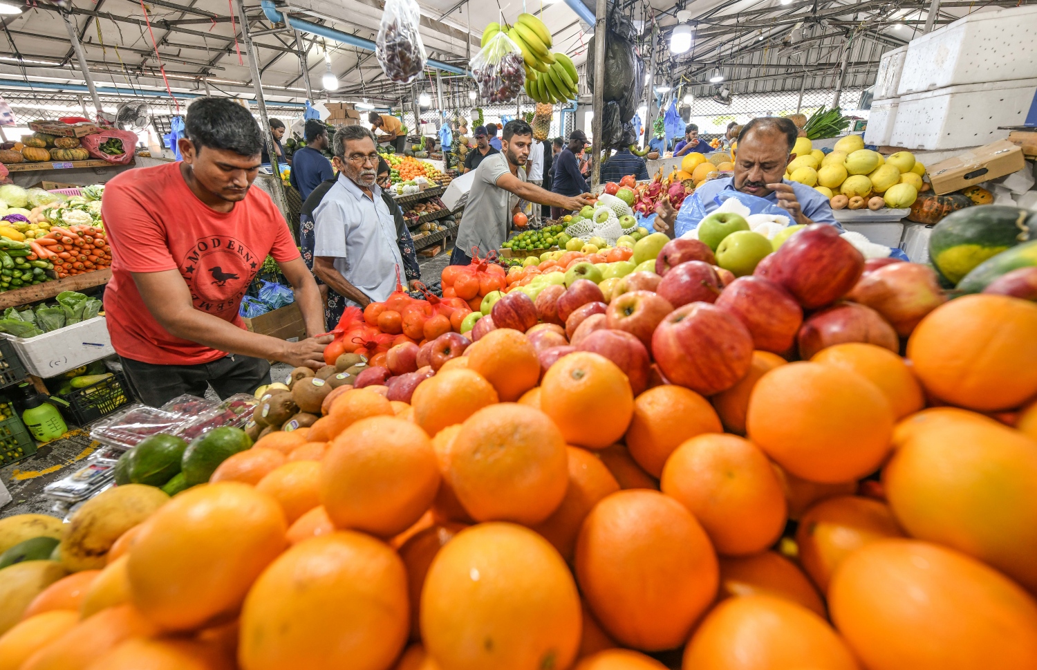 ދަތުރުވެރިންގެ މާރުކޭޓު ހަލަބޮލިކޮށް: ރޯދަ އަށް ބޭނުންވާ ގިނަ މުދާ ބާޒާރުން ލިބެން އެބަހުރި -- ފޮޓޯ:ނިޝާން އަލީ / މިހާރު