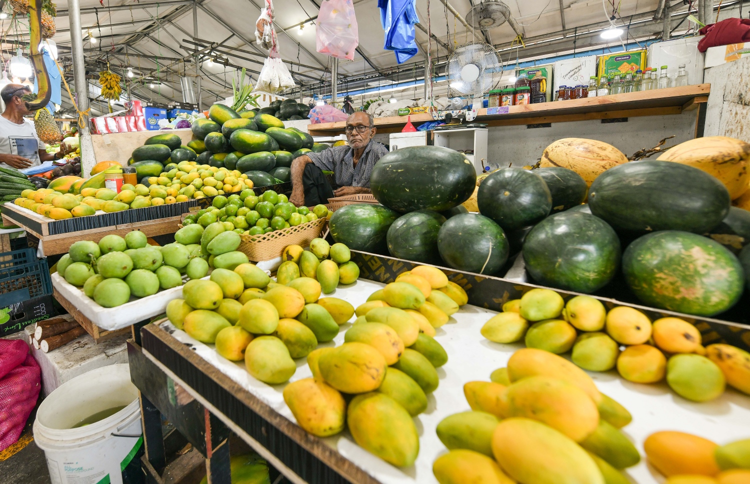 ލޯކަލް މާރުކޭޓުގެ ގޮޅިއެއްގައި ވިއްކަން ބަހައްޓާފައި ހުރި އަނބުތަކެއް، ބާޒާރުމަތީ އަގުތަކަށް ބަލާލާއިރު ކުރިއެކޭ އެއްގޮތަށް މިއަހަރުވެސް ދިވެހިން އާންމުކޮށް ބޭނުންކުރާ މޭވާ އާއި ތަރުކާރީގެ ގިނަ ބާވަތްތަކުގެ އަގު ވަނީ ބޮޑުތަނުން އުފުލިފައި -- ފޮޓޯ: ނިޝާން އަލީ | މިހާރު