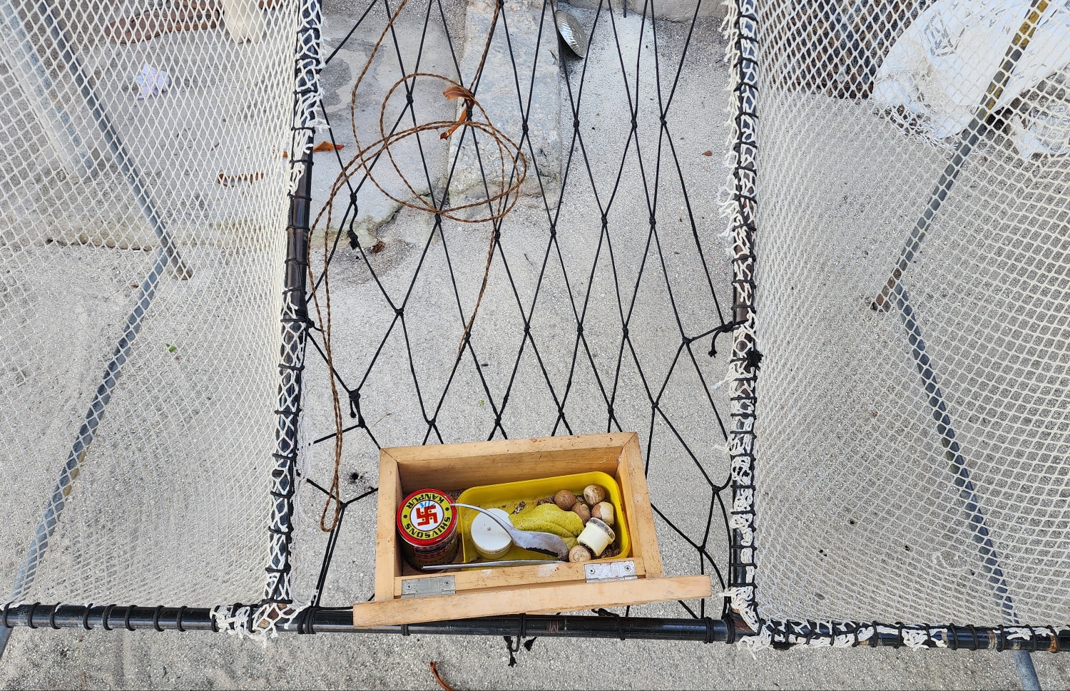 ބިލެއްދޫ ގެއަކަށް ވަން އިރު، އެ ގޭގައި ހުރި ޖޯލިފައްޗެއްގައި ދުފާފޮށި ބަހައްޓާފައި: މިކަހަލަ ކިތަންމެ މަންޒަރެއް މި ރަށުން ފެންނާނެ -- ފޮޓޯ: މިހާރު