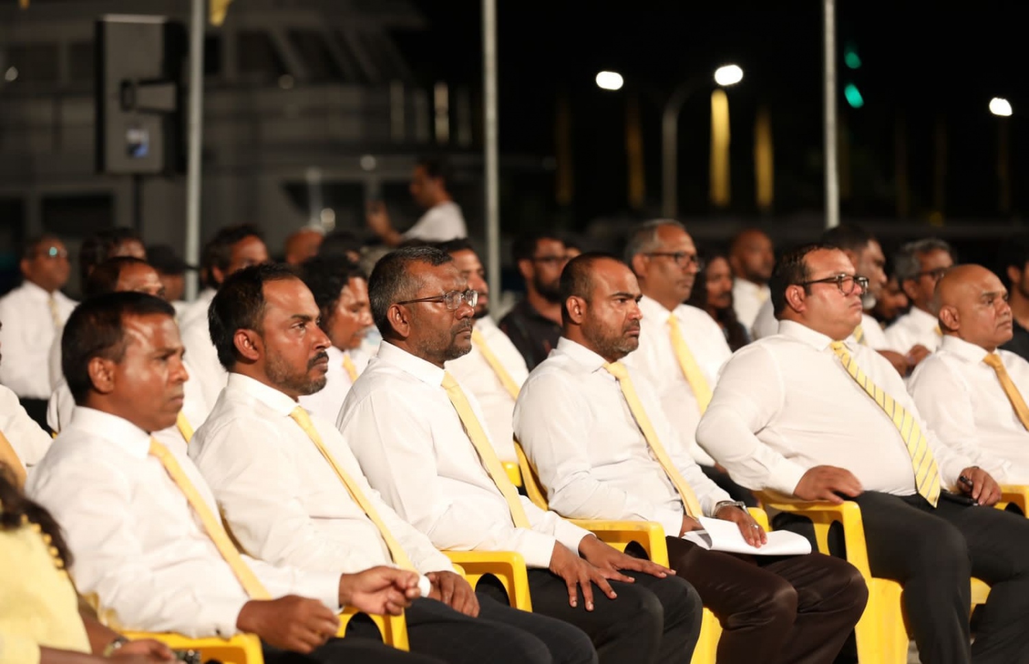 ގުރައިދޫ ދާއިރާގެ ބައި އިލެކްޝަންގެ ކެމްޕެއިން ރަސްމީކޮށް ފެށުމަށް ރޭ ބޭއްވި ޖަލްސާގައި ބައިވެރިވެވަޑައިގެންނެވި ބައެއް ބޭފުޅުން.---ފޮޓޯ: އެމްޑީޕީ