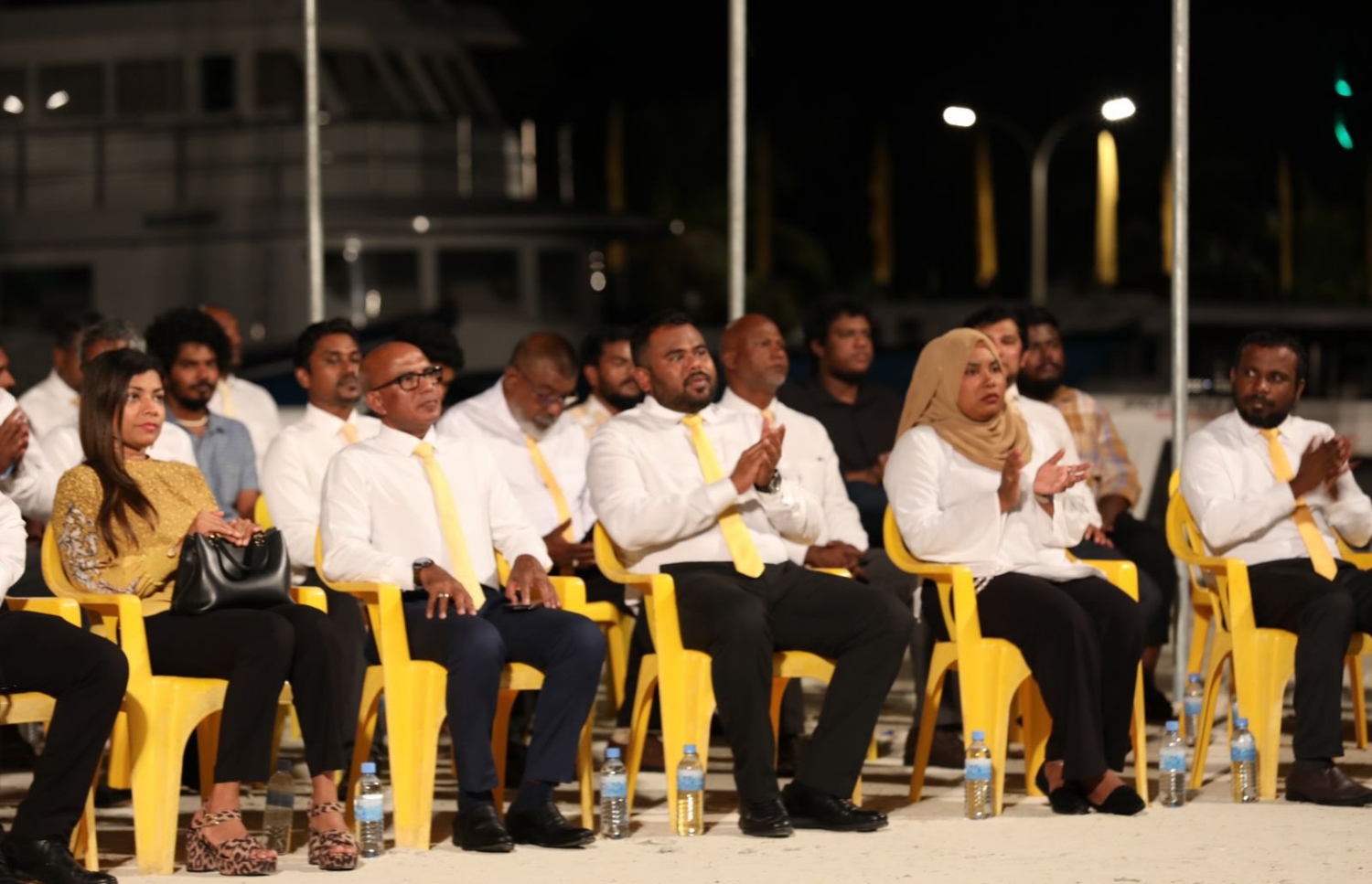 ގުޅީގައި ރޭ ބޭއްވި ޖަލްސާގައި ސަމީރާއި އެހެން ބައެއް ބޭފުޅުން ބައިވެރިވަޑައިގަންނަވަނީ.---ފޮޓޯ: އެމްޑީޕީ