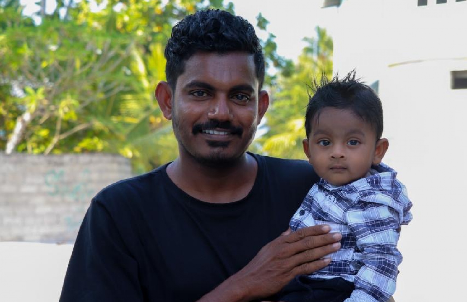 ޝާފިއު އޭނާގެ ދަރިފުޅާއެކު.