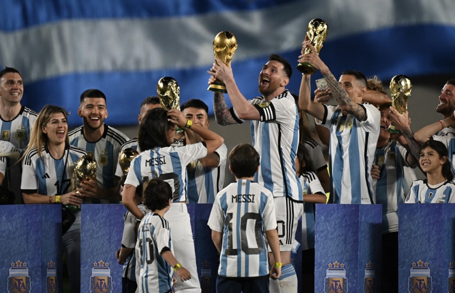 އާޖެންޓީނާގެ ސަޕޯޓަރުންނާ އެކު ވޯލްޑް ކަޕްގެ ކާމިޔާބީ ފާހަގަކުރަން ދަނޑުގައި ބޭއްވި ހަރަކާތްތަކުގެ ތެރެއިން. -- ފޮޓޯ: އޭއެފްޕީ