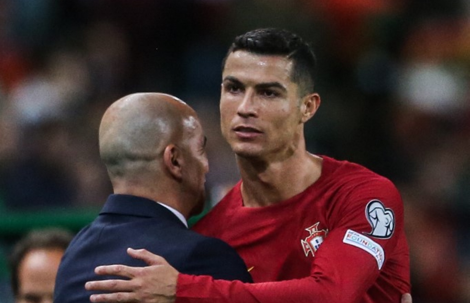 ފަހު 10 މިނިޓަށް ރޮނާލްޑޯ ބަދަލުކުރުމުން ދަނޑުން ފައިބަން އައި ވަގުތު ކޯޗު މާޓިނޭޒް ރޮނާލްޑޯ އަށް މަރުހަބާ ކިޔަނީ. -- ފޮޓޯ: އޭއެފްޕީ