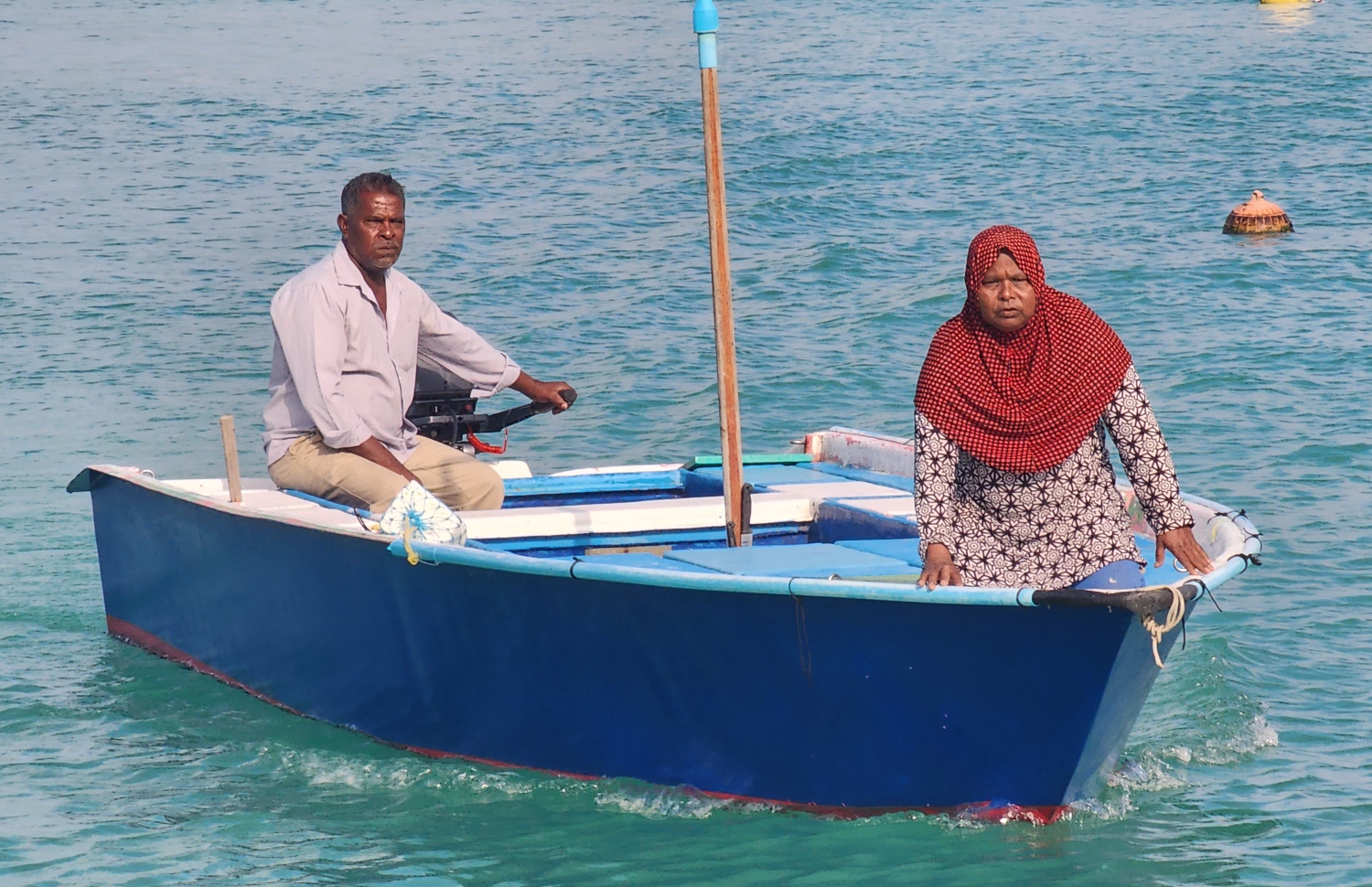 މުހަންމަދާއި އޭނާގެ އަންހެނުން އަޒީމާ މަހުން ލަފައި، ޑިންގީ ކައިރި ކުރަނީ -- ފޮޓޯ: އިސްމާއިލް ނަސީރު/ މިހާރު