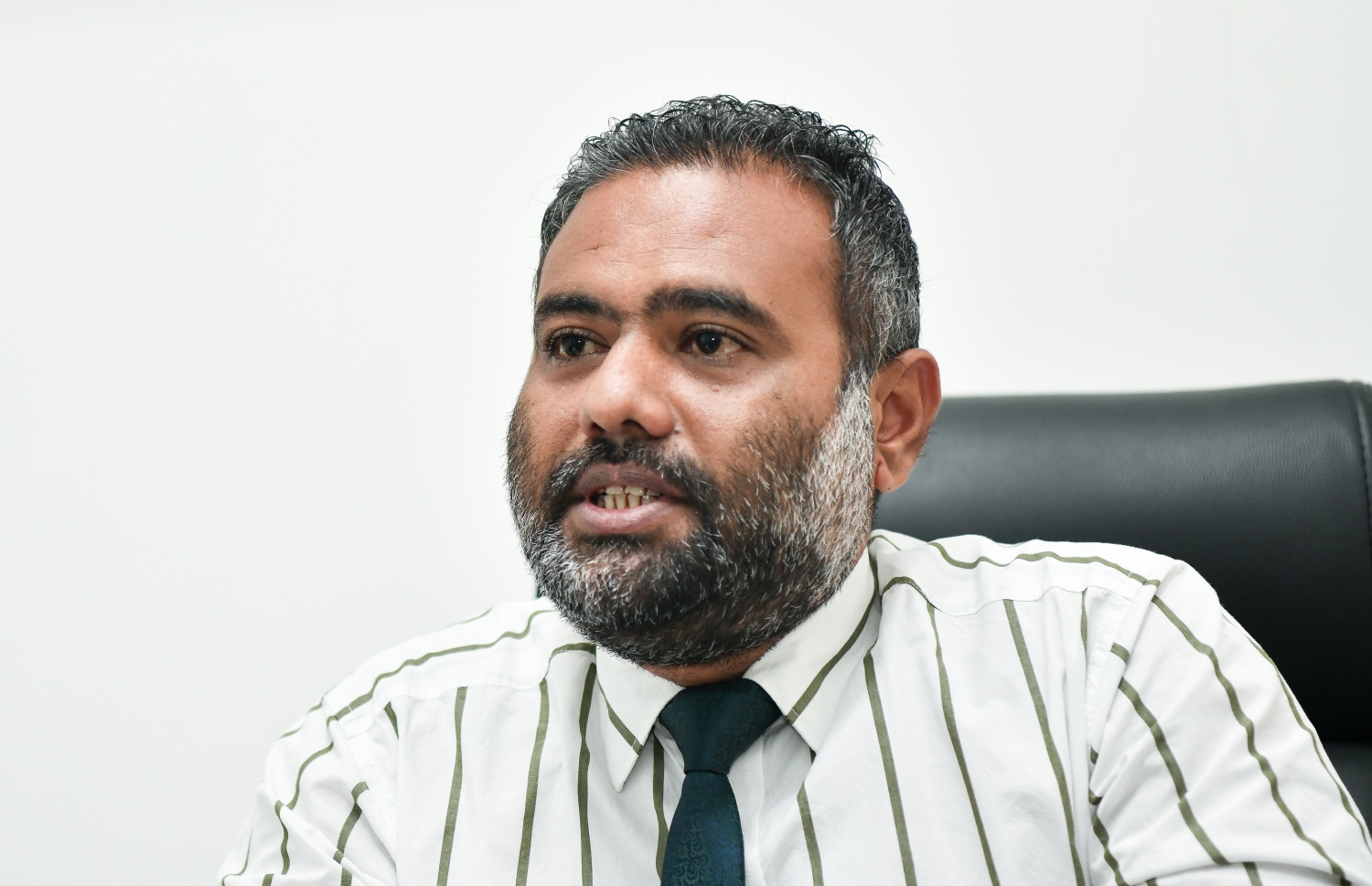 ކަރަމް "މިހާރު"ގެ މެދުސަފުހާ އަށް އިންޓަވިއު ދެއްވަނީ -- ފޮޓޯ: ފަޔާޒް މޫސާ/ މިހާރު