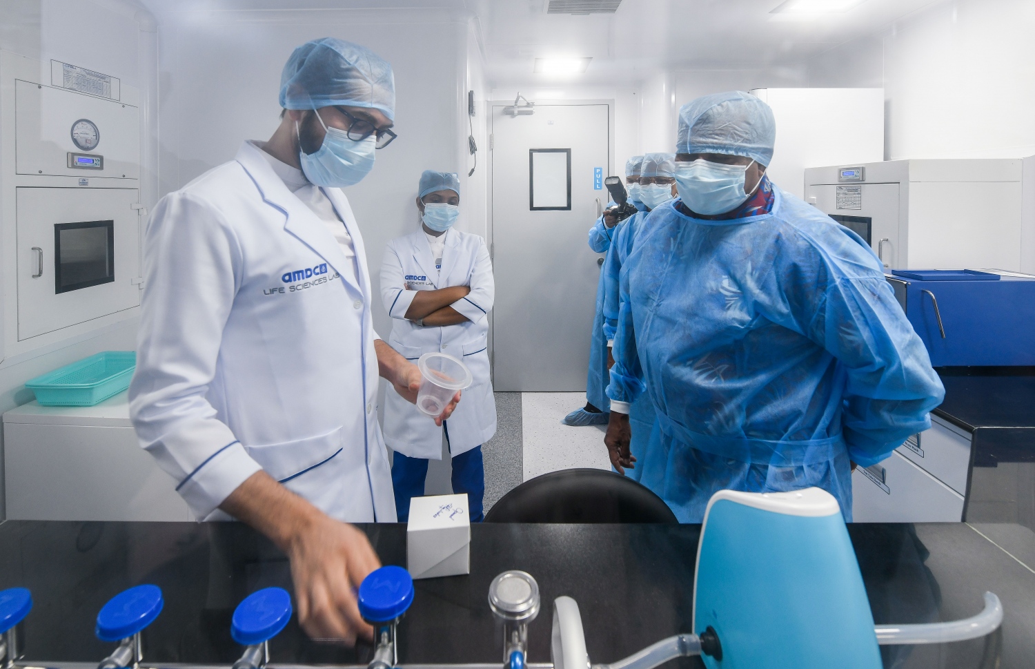 ލެބްގެ ބައެއް މުވައްޒަފުން. -- ފޮޓޯ: ފަޔާޒް މޫސާ | މިހާރު