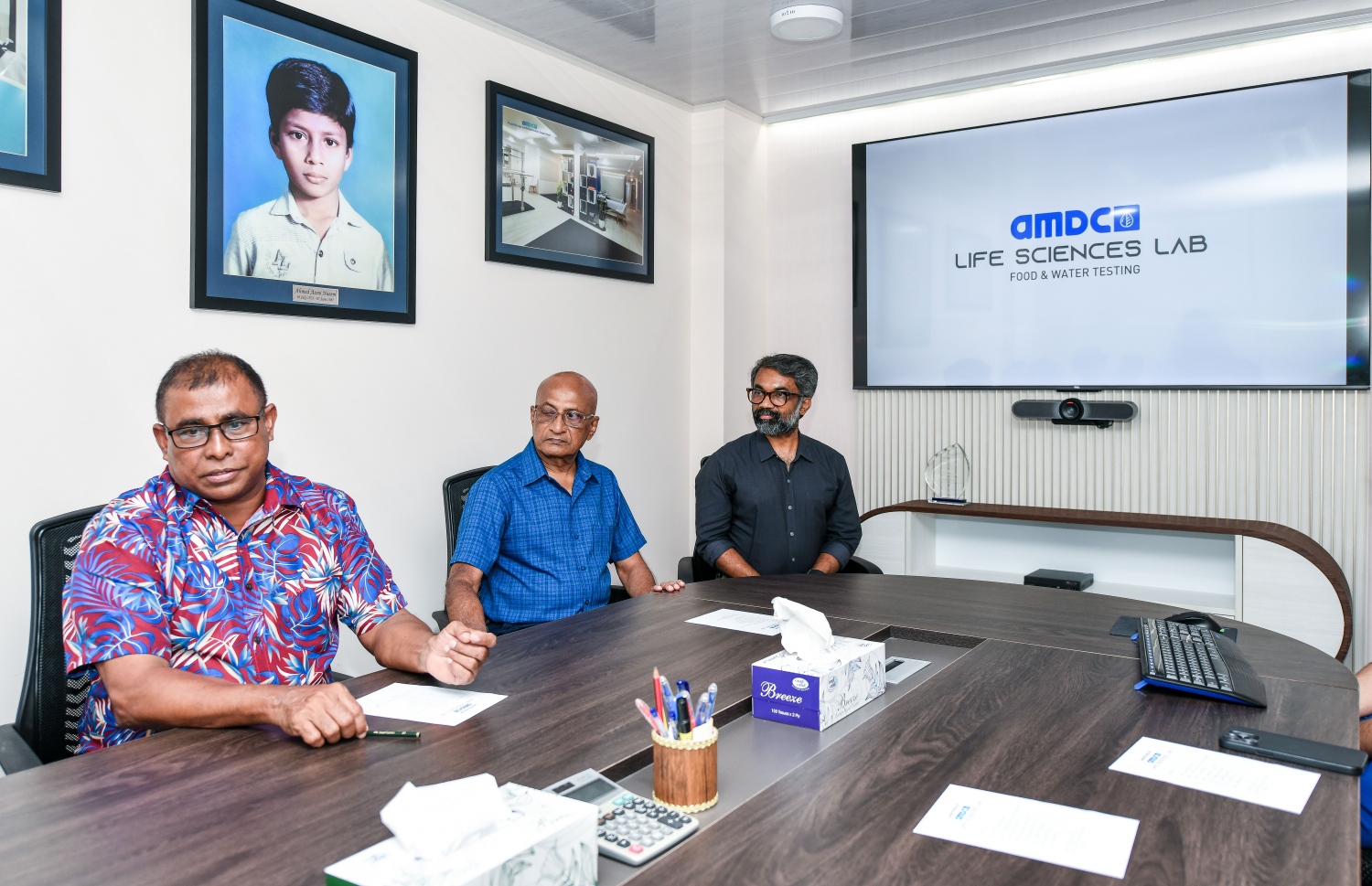 ލެބް ހުޅުވުމަށް ބޭއްވި ރަސްމިއްޔާތުގެ ތެރެއިން. -- ފޮޓޯ: ފަޔާޒް މޫސާ | މިހާރު