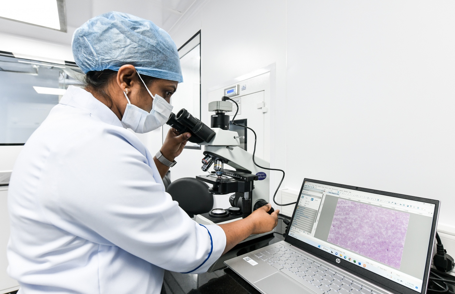 އޭއެމްޑީސީން އަލަށް ހުޅުވި ލެބްގައި ތަހުލީލެއް ކުރަނީ. -- ފޮޓޯ: ފަޔާޒް މޫސާ | މިހާރު