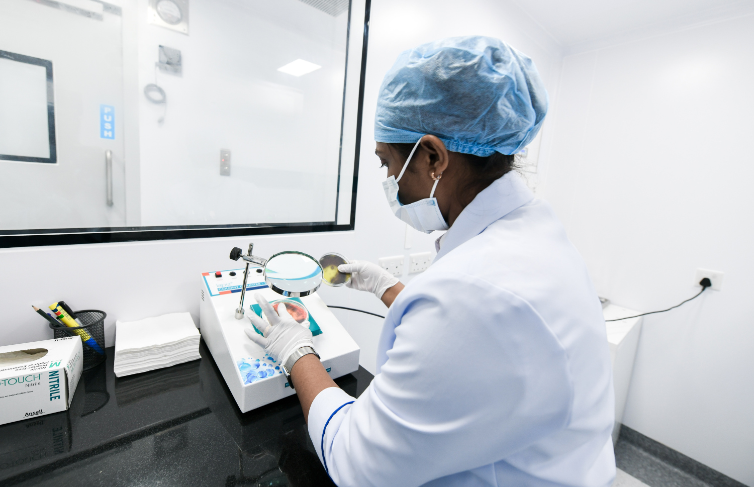 އޭއެމްޑީސީ ސައިންސް ލެބްގައި މީހަކު މަސައްކަތް ކުރަނީ: އެ ލެބުން ކާބޯތަކެތީގެ ފެންވަރު ކަށަވަރު ކުރެވޭނެ --- ފޮޓޯ: މިހާރު