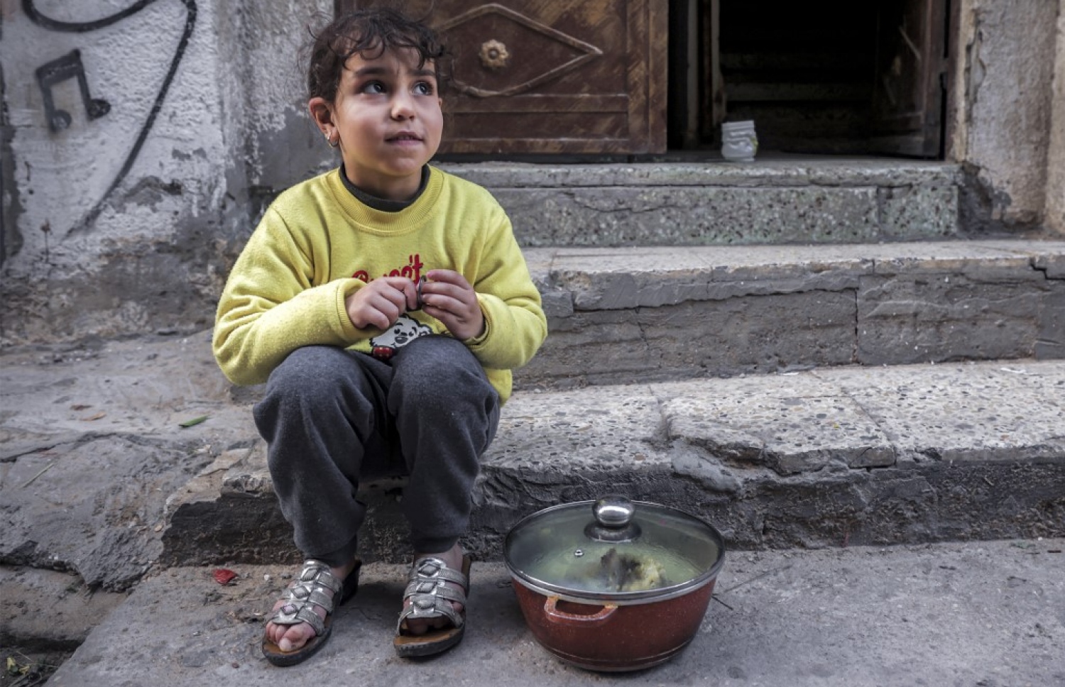 ގާޒާގެ ކުޑަ ކުއްޖަކު ރޯދަ ވީއްލުމަށް ސޫޕް ތެއްޔެއް ކައިރީގައި ބަހައްޓައިގެން.-- ފޮޓޯ: އޭއެފްޕީ