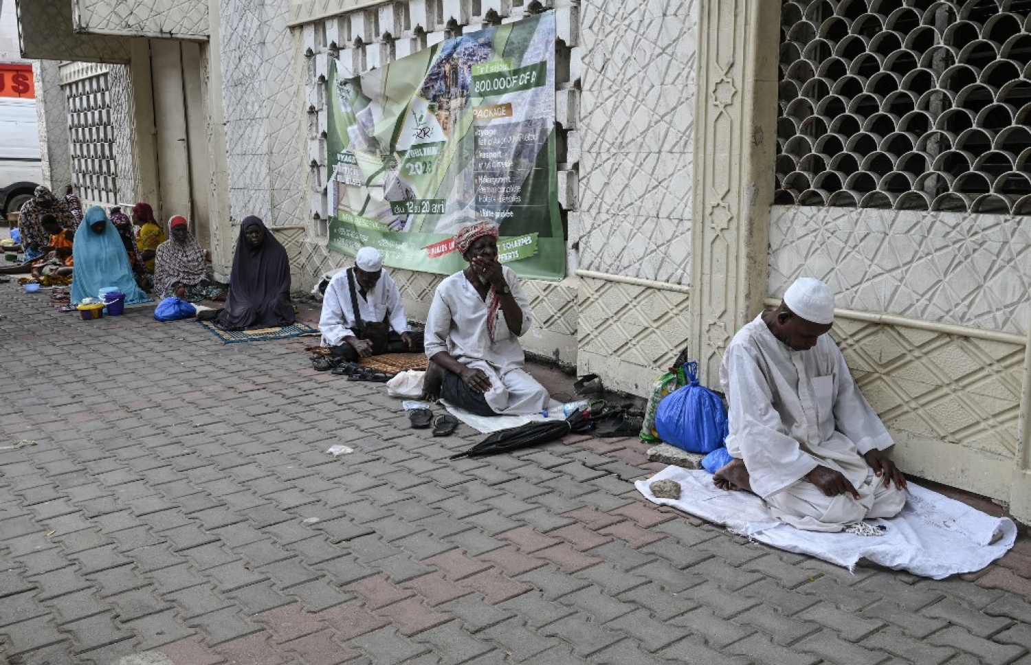 އާބިޖާންގެ މިސްކިތެއްގެ ބޭރުގައި ބަޔަކު ނަމާދު ކުރަނީ.-- ފޮޓޯ: އޭއެފްޕީ