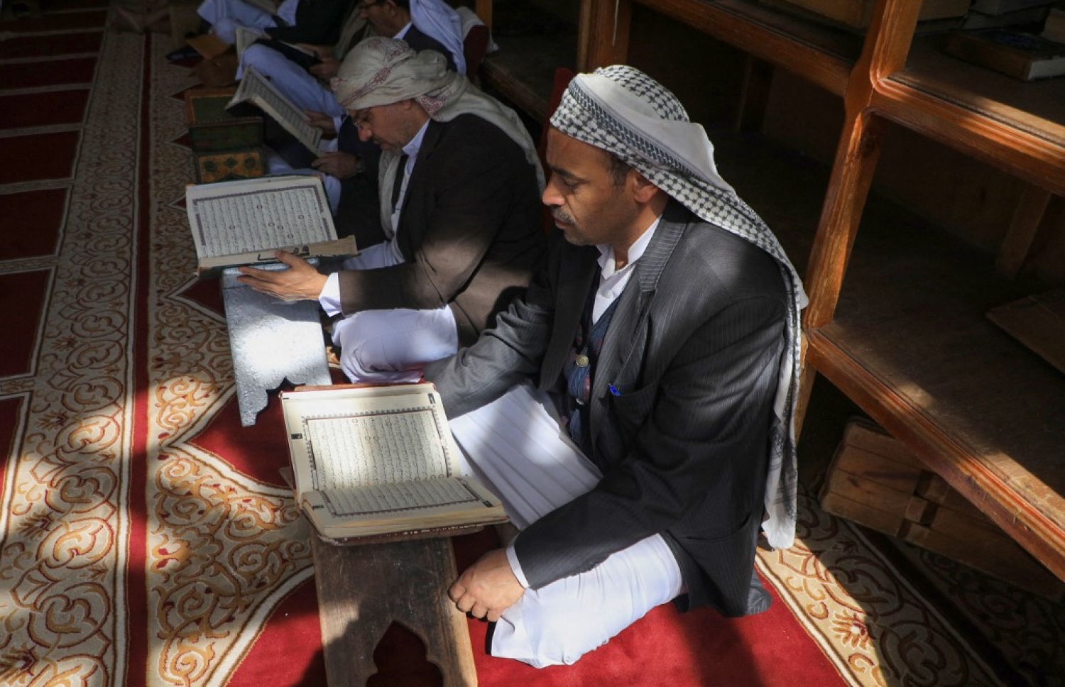 މިސްކިތެއްގައި ބަޔަކު ގުރުއާން ކިޔަވަނީ.-- ފޮޓޯ: އޭއެފްޕީ