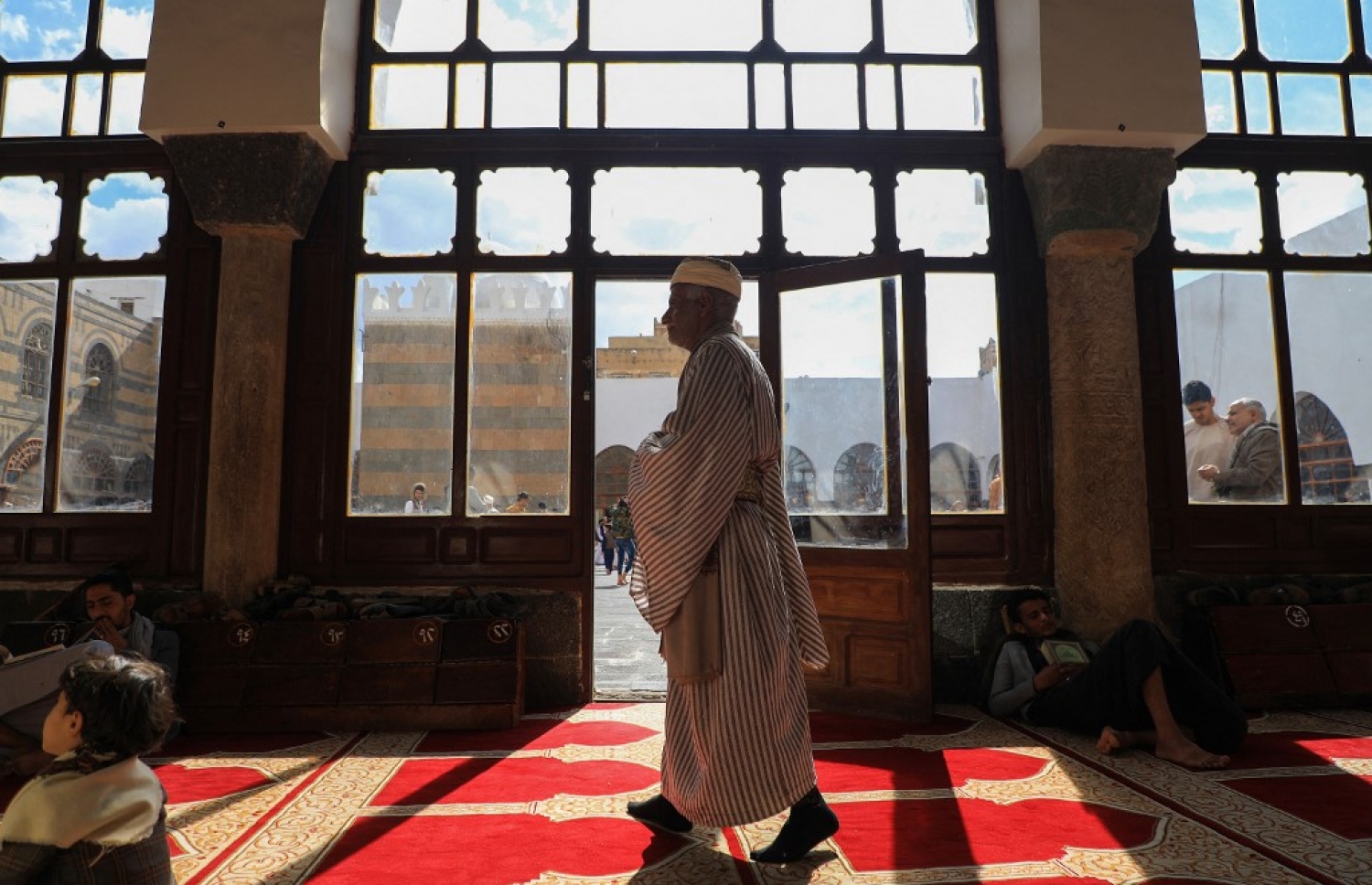 މިސްކިތެއްގައި މީހަކު ނަމާދު ކުރަނީ.-- ފޮޓޯ: އޭއެފްޕީ