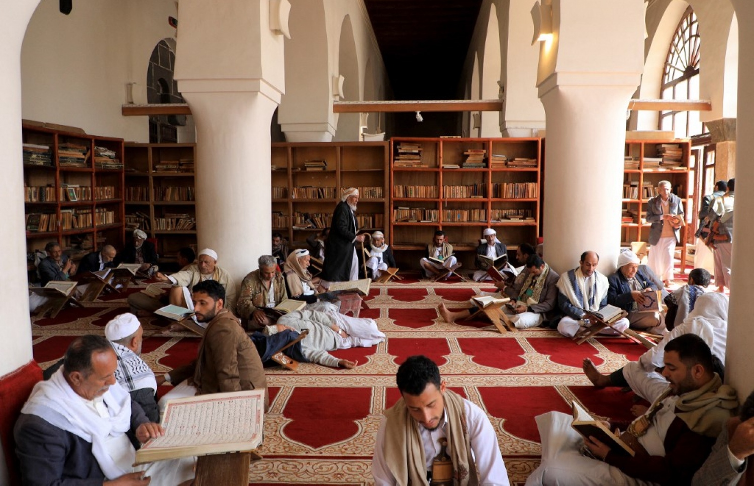 މިސްކިތެއްގައި ބަޔަކު ގުރުއާން ކިޔަވަނީ.-- ފޮޓޯ: އޭއެފްޕީ