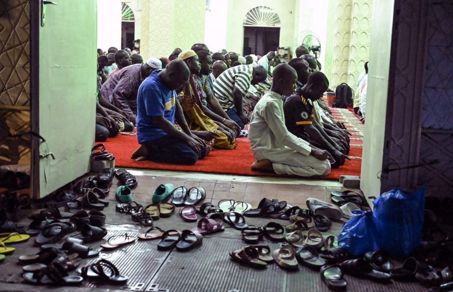 ރޯދަމަހުގެ ދެވަނަ ދުވަހު އާބިޖާންގެ މިސްކިތެއްގައި ބަޔަކު ނަމާދު ކުރަނީ.-- ފޮޓޯ: އޭއެފަޕީ