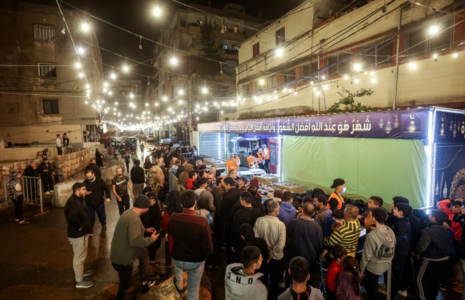 ހާރުކެއުމަށް ބޭނުންވާ ކާނާ ވޮލެންޓިއަރުންތަކެއް ބަހަނީ.-- ފޮޓޯ: އޭއެފްޕީ