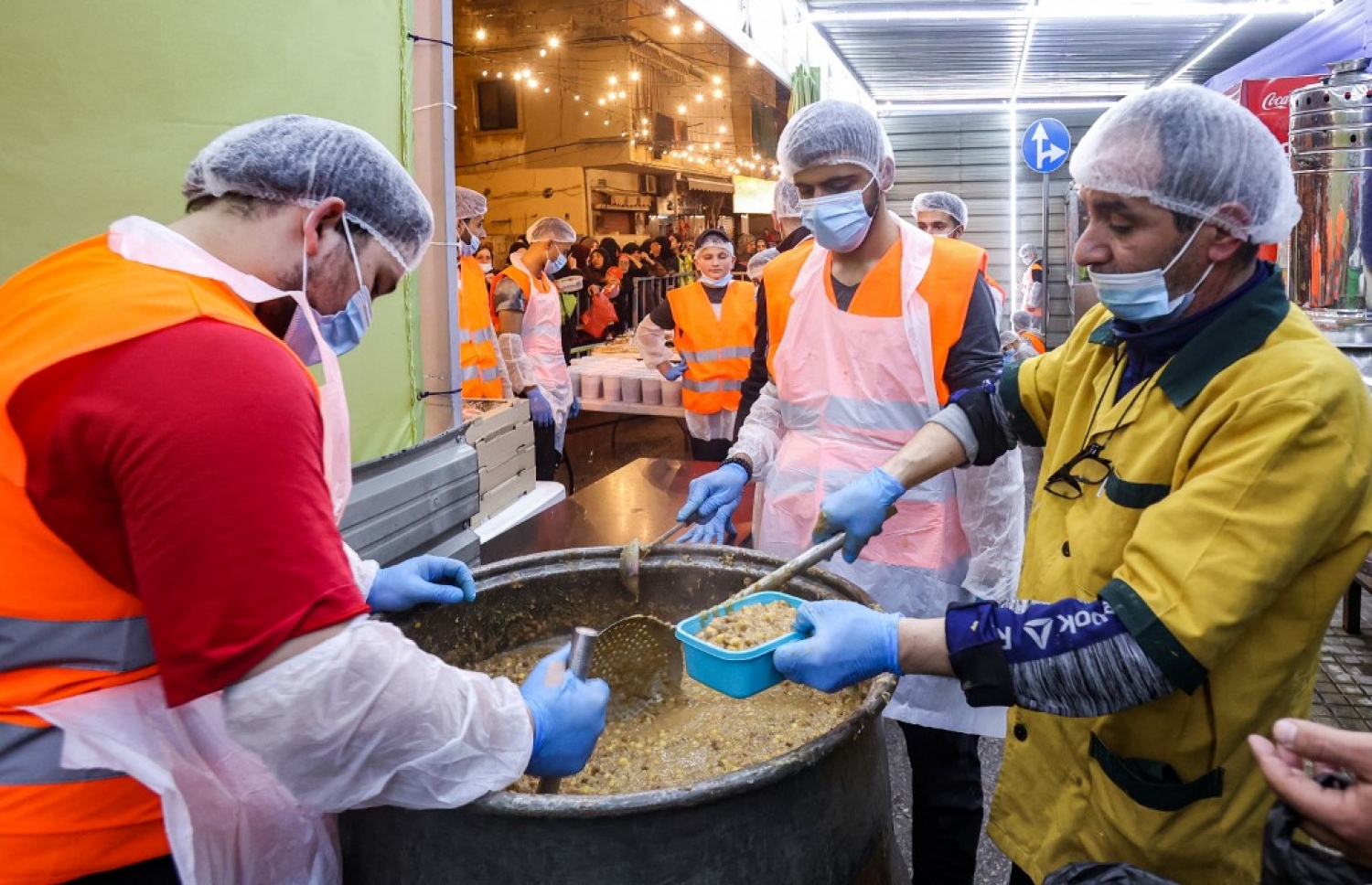 ހާރުކެއުމަށް ބޭނުންވާ ކާނާ ވޮލެންޓިއަރުންތަކެއް ބަހަނީ.-- ފޮޓޯ: އޭއެފްޕީ