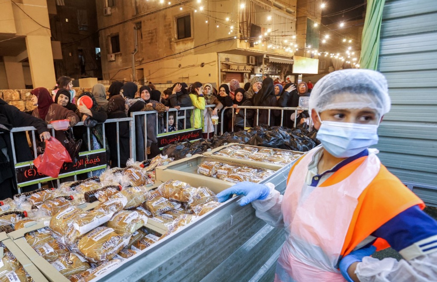 ހާރުކެއުމަށް ތައްޔާރުކޮށްފައިވާ ކާނާތަކެއް ވޮލެންޓިއަރުން ބަހަނީ.-- ފޮޓޯ: އޭއެފްޕީ