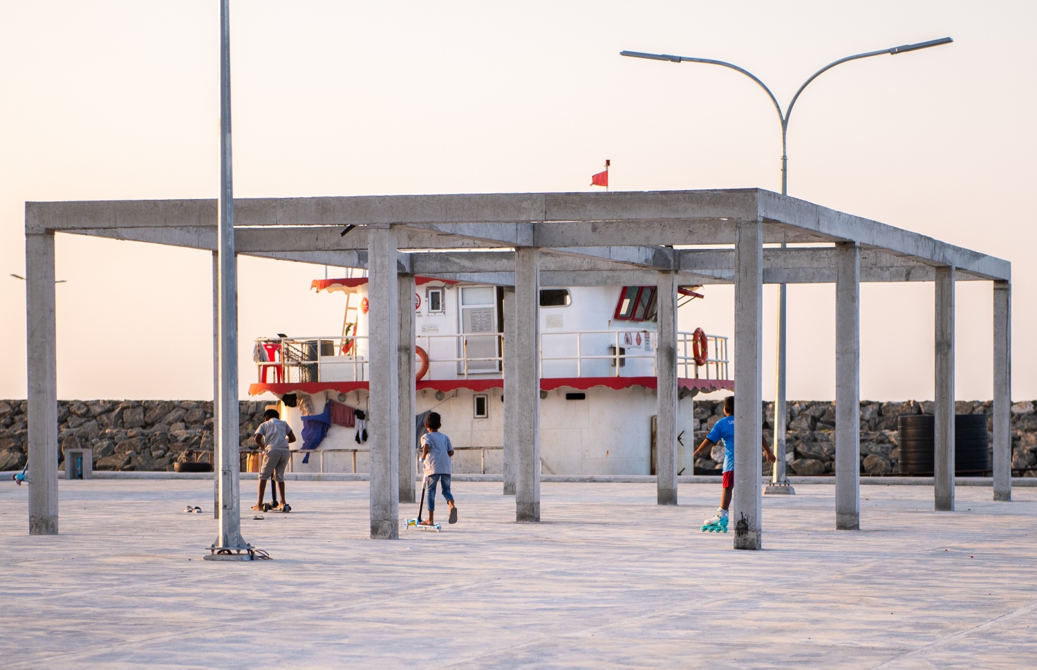 ދަރަނބޫދޫ ބަނދަރާ އެކު ބަނދަރުގެ ޖެޓީގައި އަޅަމުން އަންނަ ކުޑަ ޓާމިނަލްއެއް ކައިރީގައި ސްކޭޓް ކުރަނީ: މި ރަށުގެ ބަނދަރު މިހާރު ވަނީ އެއްކޮށް ނިމިފައި. -- ފޮޓޯ: ވިޝާހު ޒަރީރު/ މިހާރު