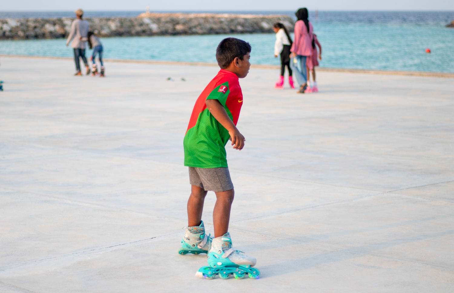 ދަރަނބޫދޫ ބަނދަރު ސަރަހައްދުގައި ކުޑަކުއްޖަކު ސްކޭޓް ކުރަނީ: މިއީ މިހާރު މި ރަށުގައި ކުޑަކުދިންގެ މެދުގައި ވަރަށް މަގުބޫލު ކަމެއް -- ފޮޓޯ: ވިޝާހު ޒަރީރު/ މިހާރު