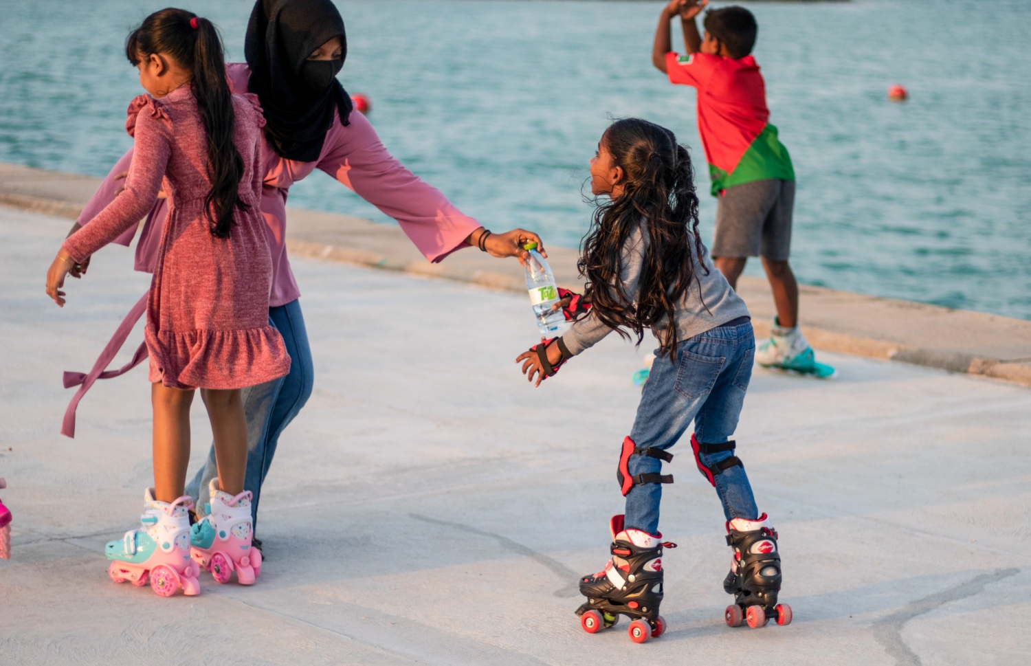 ދަރަނބޫދޫގައި ކުރިން ވެސް ބަނދަރެއް އޮވޭ. އެކަމަކު އެ ބަނދަރު ކުޑަވުމާއި ނެރު ތިލަވުމުގެ ސަބަބުން ހިކިދިޔައިގައި ދޯނި ފަހަރަށް އޮންނަނީ ވަރަށް ބޮޑު ތަކުލީފަކަށް ވެފައި. ކުރިން ފަޅަށް ވަންނަ ބައެއް ދޯނިފަހަރު ޖާގަ ނެތިގެން އަނބުރާނުލެވިފައި އޮންނަން ޖެހޭ. އާ ބަނދަރާ އެކު އެ މައްސަލަ އަށް ވަނީ ހައްލު ލިބިފައި -- ފޮޓޯ: ވިޝާހު ޒަރީރު/ މިހާރު